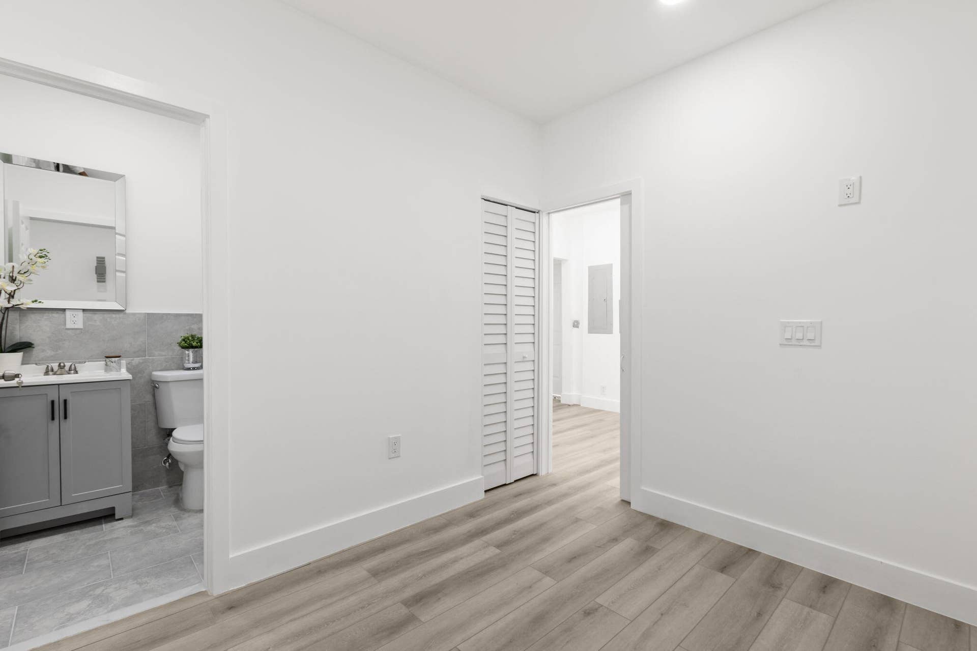 533 NE 1st Avenue, Deerfield Beach, FL 33441 Suite Bathroom Entry