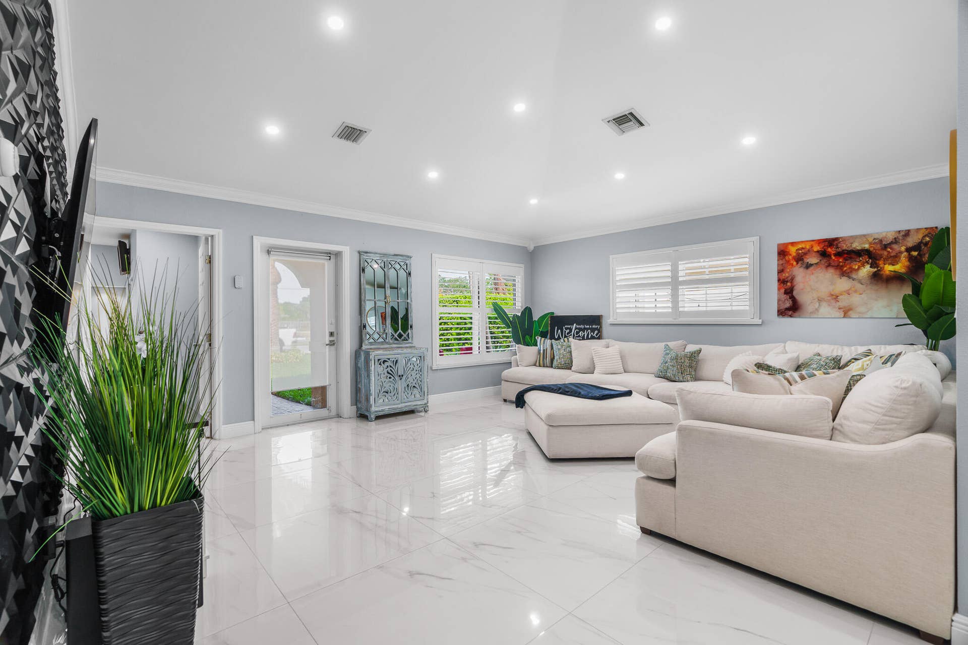 533 NE 1st Avenue, Deerfield Beach, FL 33441 Living Room
