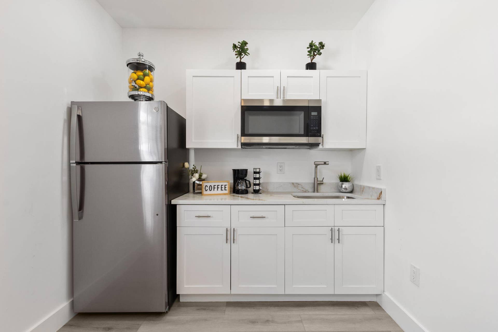 533 NE 1st Avenue, Deerfield Beach, FL 33441 Suite Kitchen 1