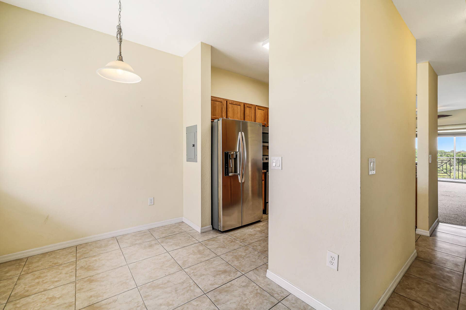 Breakfast nook, unstaged.