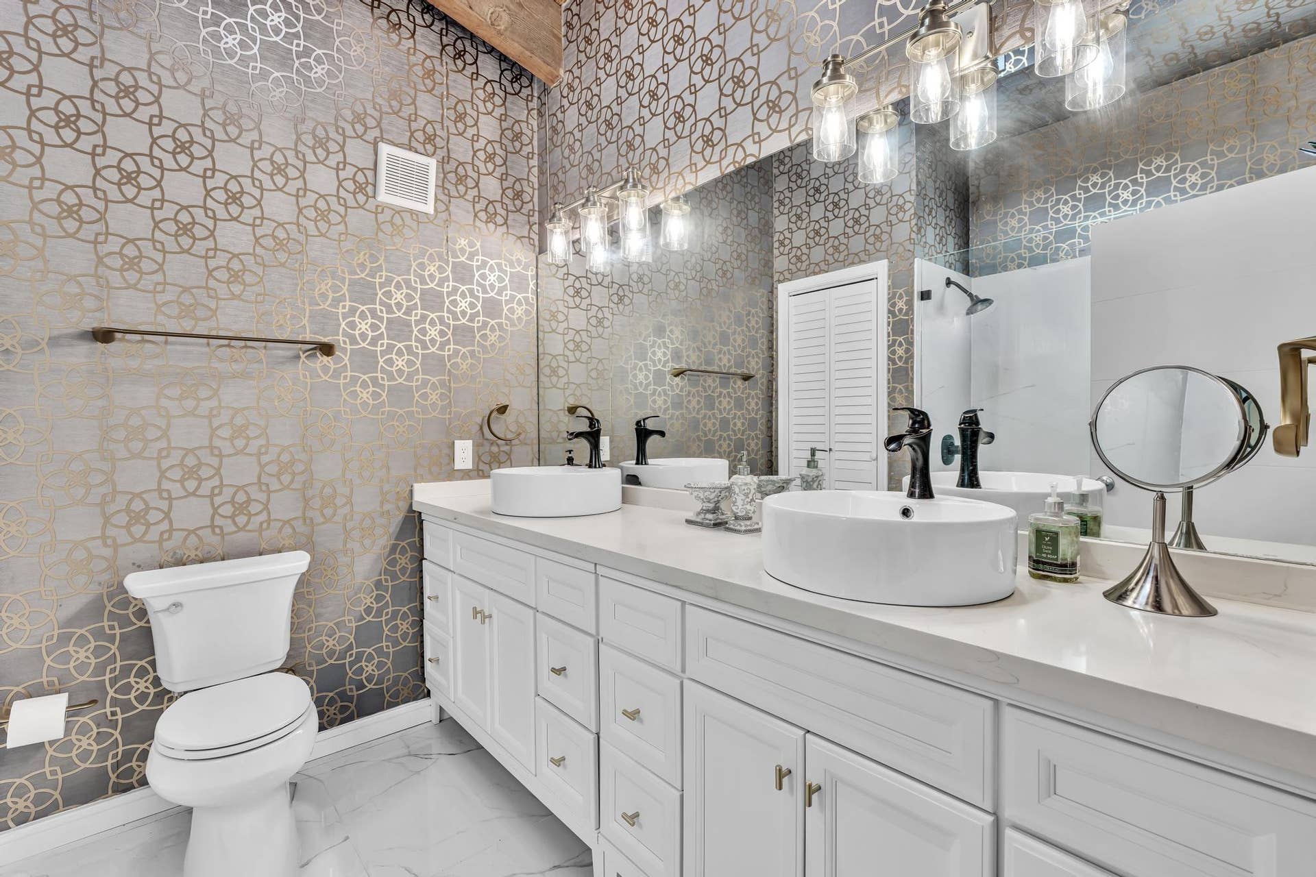 600 N VICTORIA Terrace, Fort Lauderdale, FL 33304 Master Bathroom with double vanity and expansive counter space.