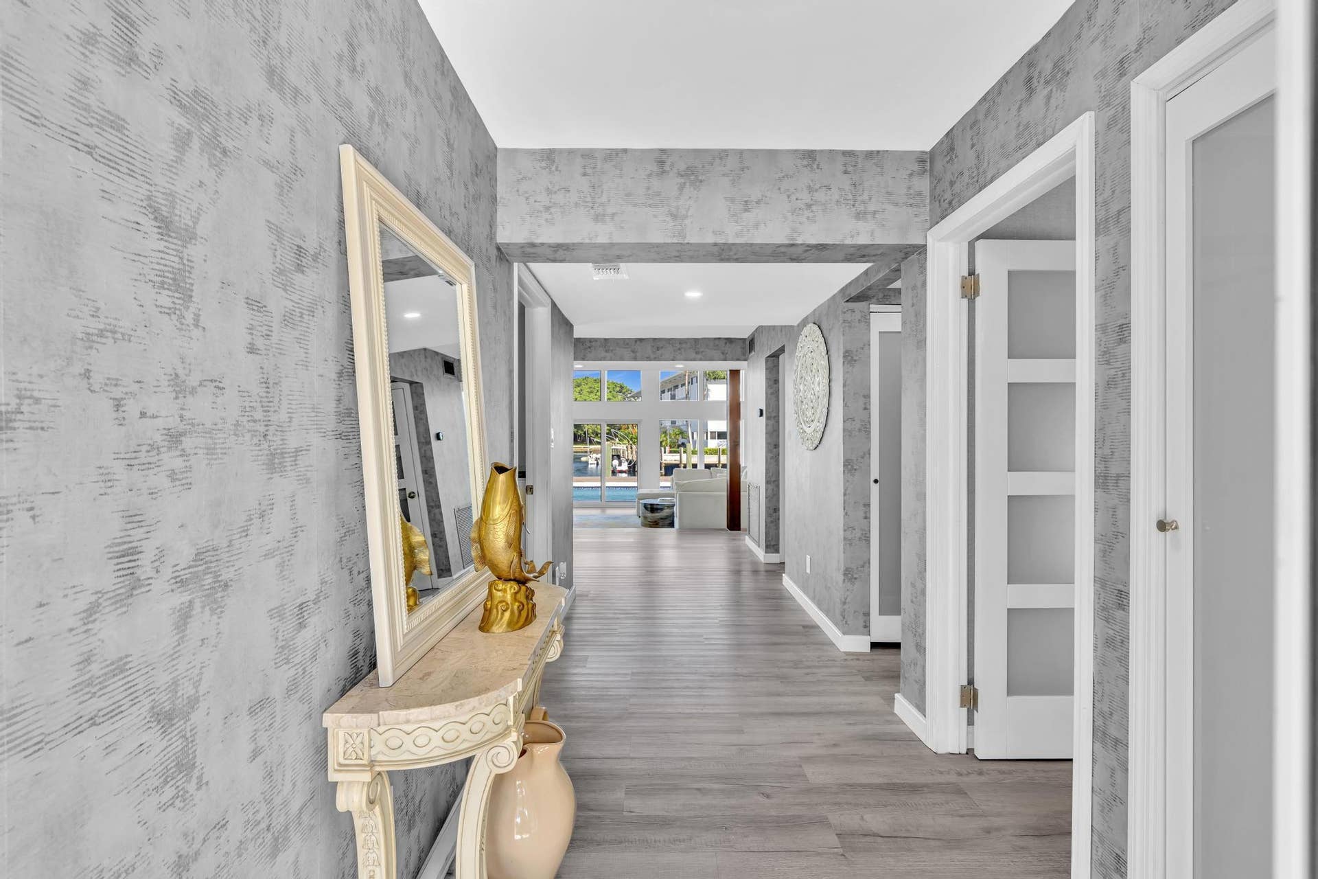 600 N VICTORIA Terrace, Fort Lauderdale, FL 33304 Entryway