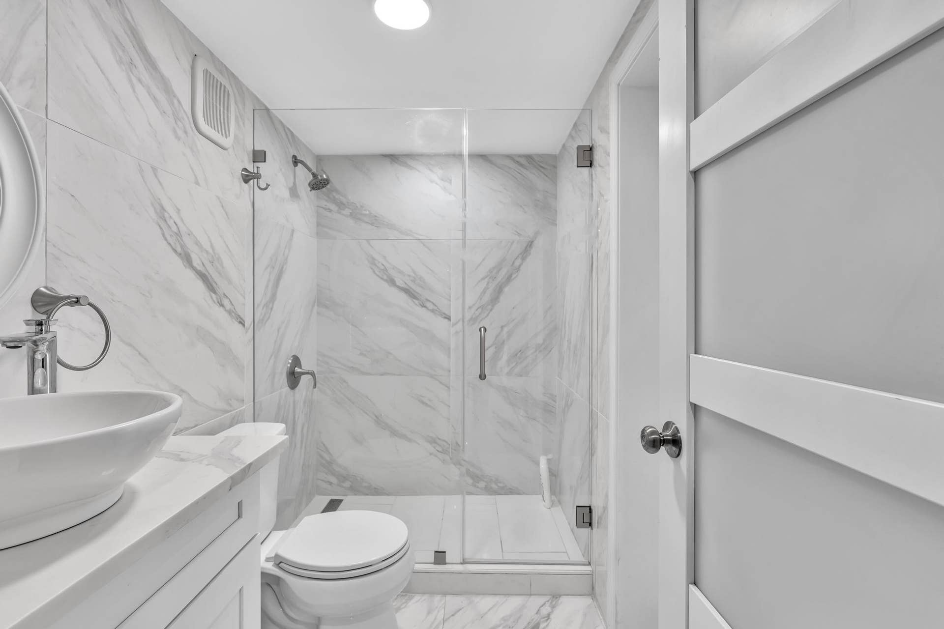 600 N VICTORIA Terrace, Fort Lauderdale, FL 33304 Downstairs Bathroom for guests as well as jack and jill connection to third bedroom.
