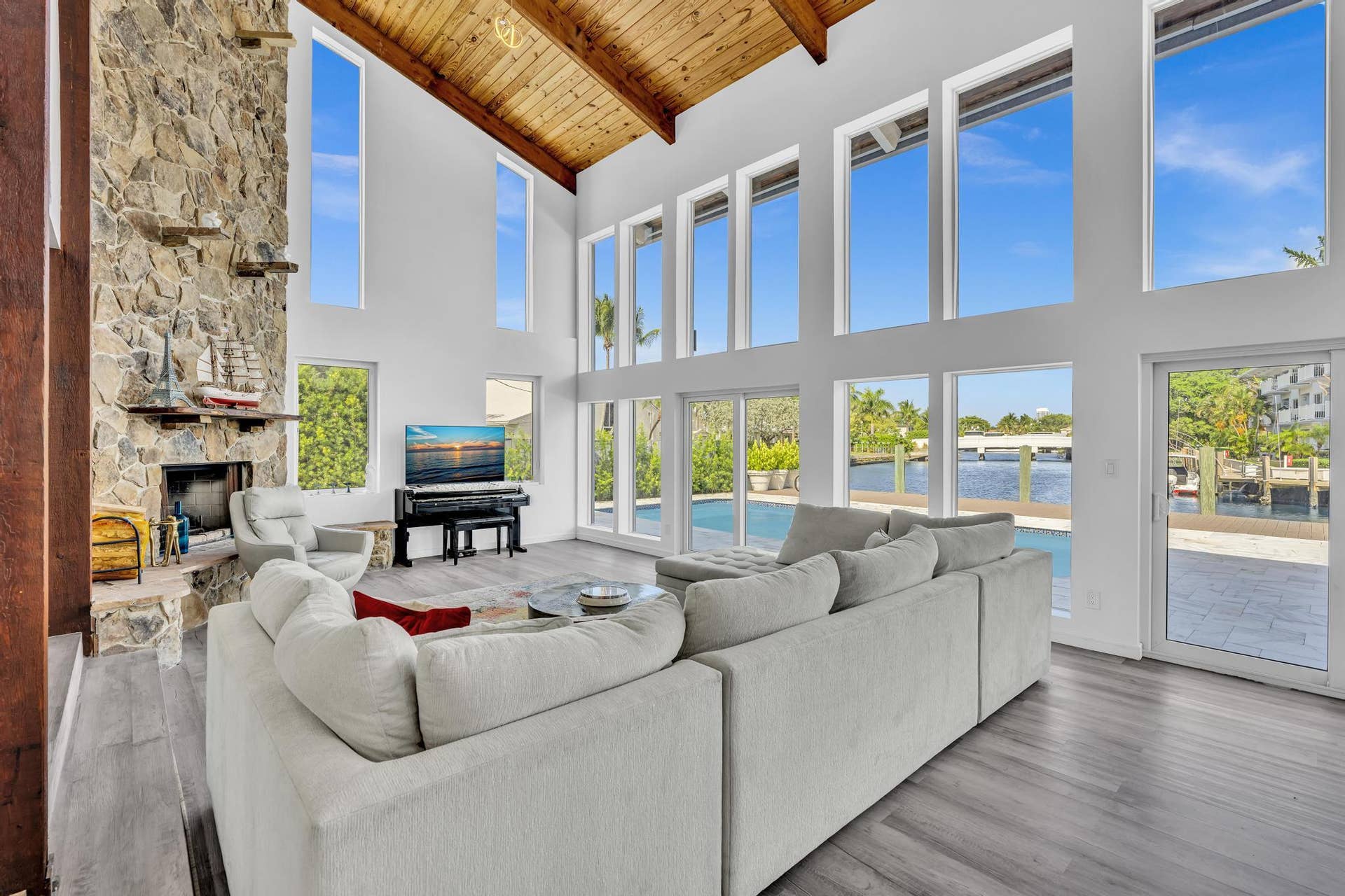 600 N VICTORIA Terrace, Fort Lauderdale, FL 33304 Vaulted ceiling living room with floor to ceiling windows.