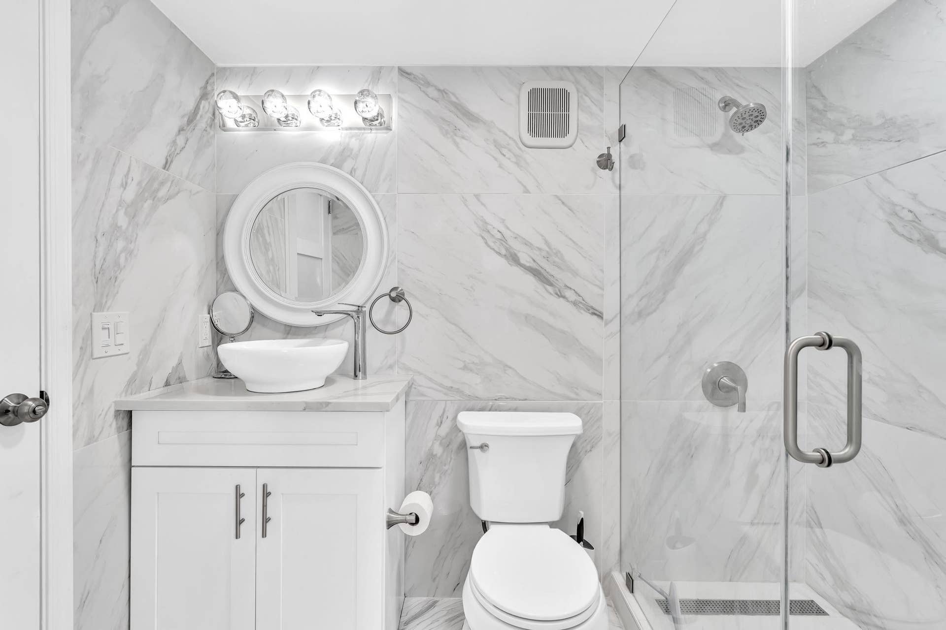 600 N VICTORIA Terrace, Fort Lauderdale, FL 33304 Downstairs Bathroom for guests as well as jack and jill connection to third bedroom.
