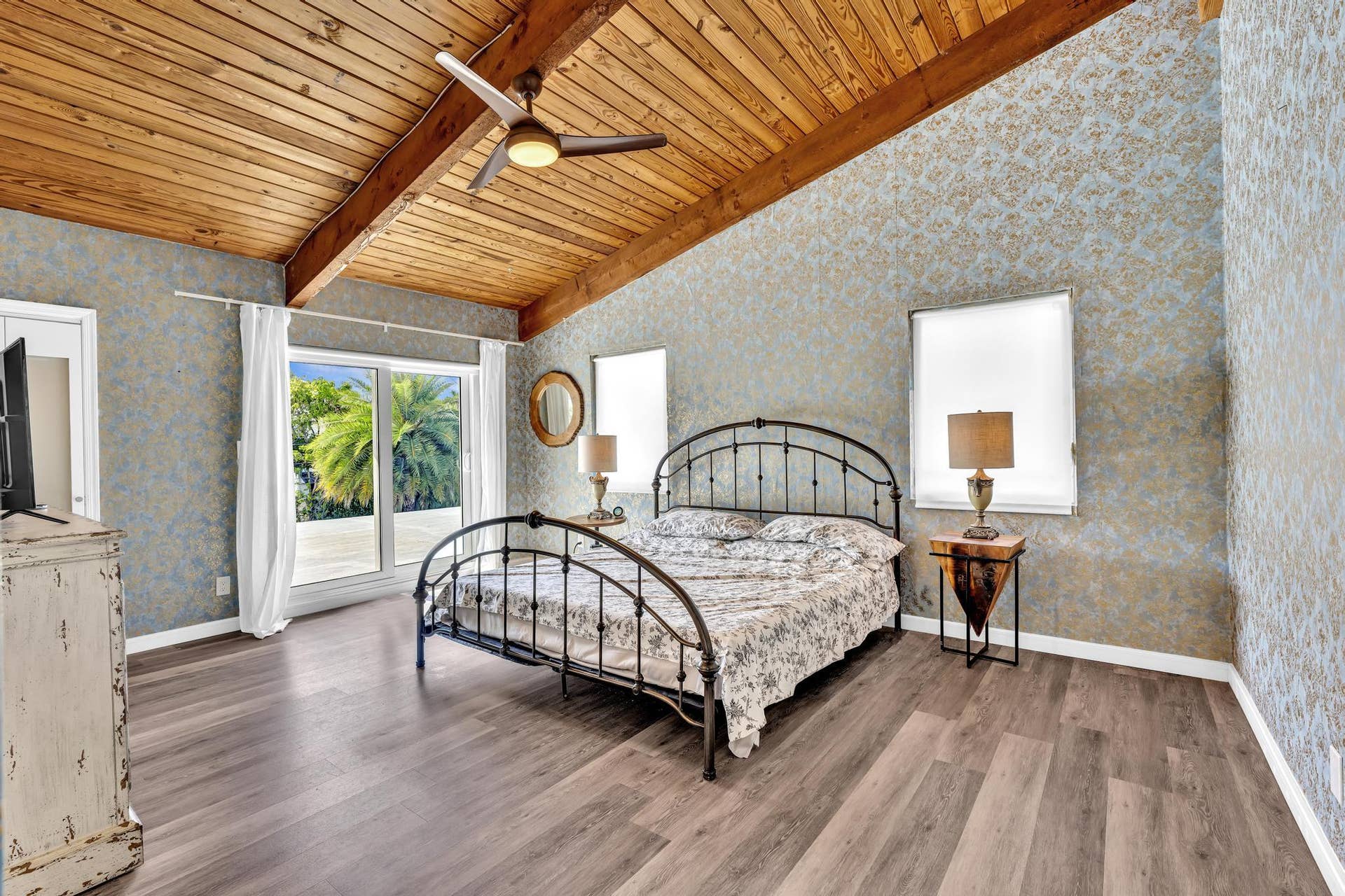 600 N VICTORIA Terrace, Fort Lauderdale, FL 33304 Master Bedroom with vaulted ceilings and roof access.