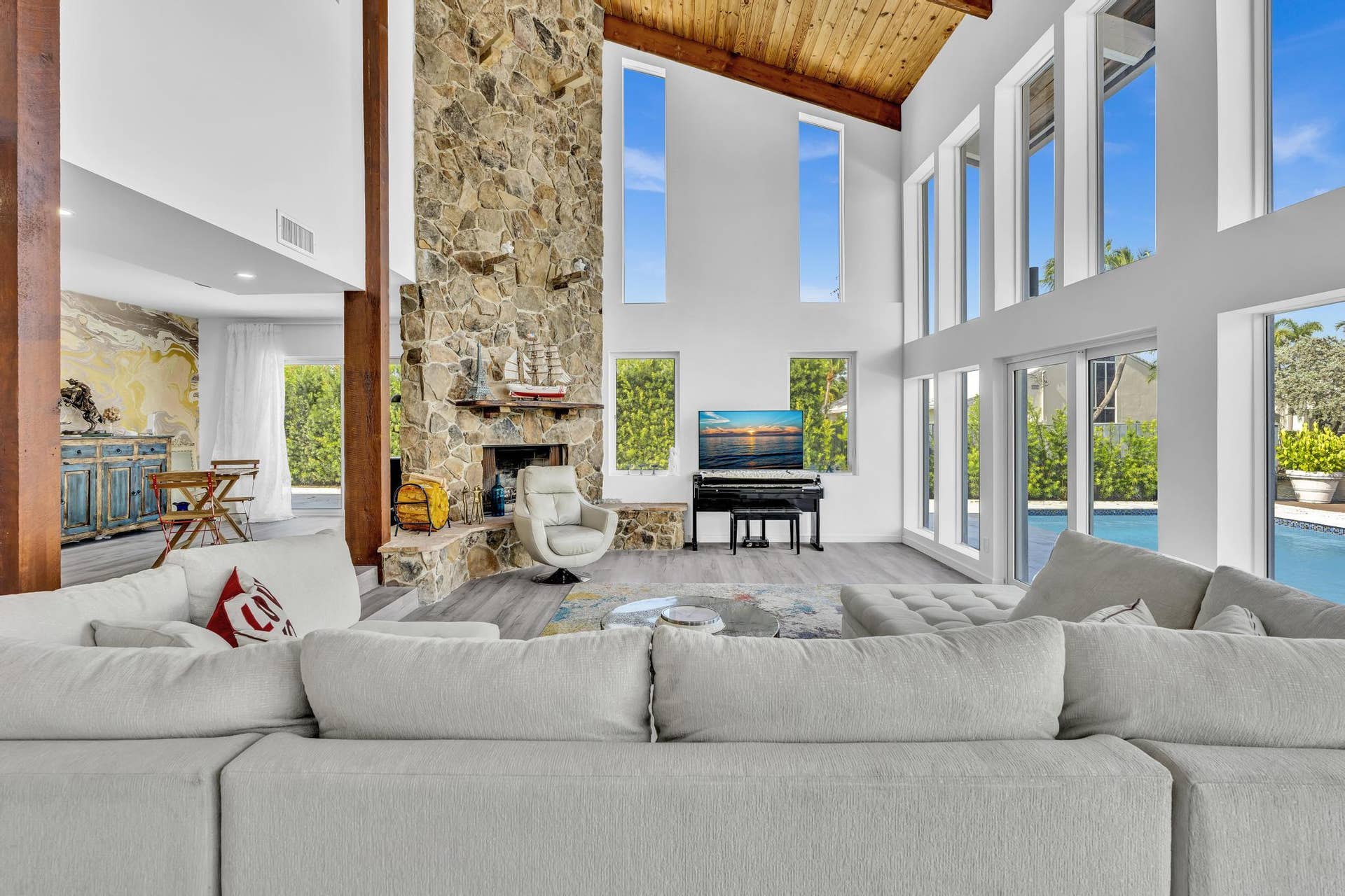 600 N VICTORIA Terrace, Fort Lauderdale, FL 33304 Vaulted ceiling living room with floor to ceiling windows.