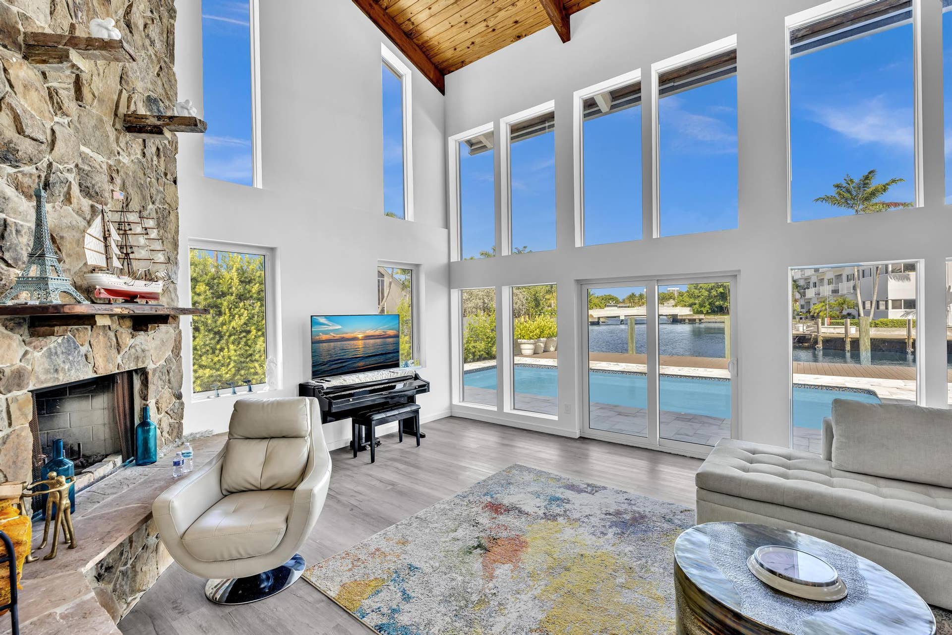 600 N VICTORIA Terrace, Fort Lauderdale, FL 33304 Vaulted ceiling living room with floor to ceiling windows.