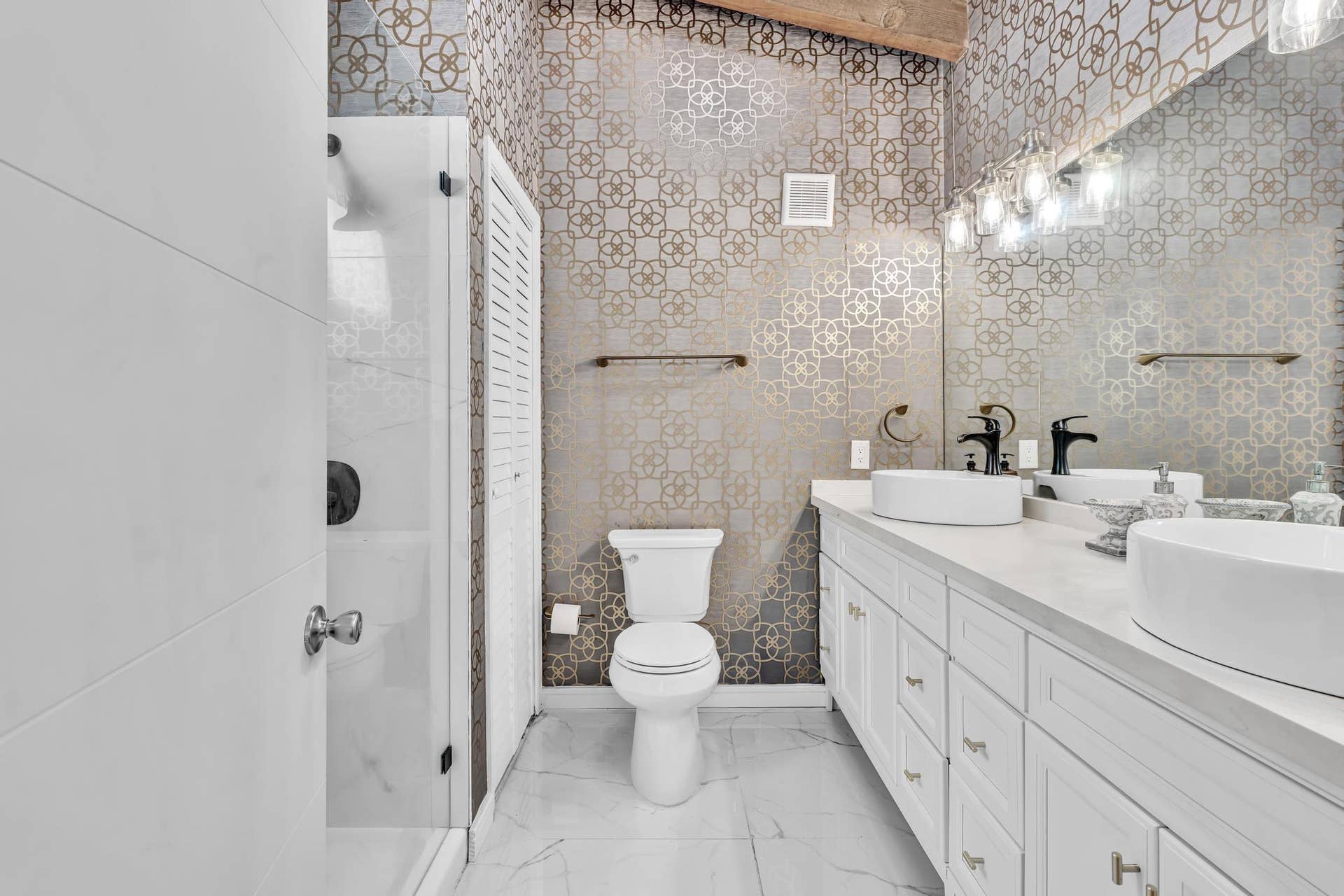 600 N VICTORIA Terrace, Fort Lauderdale, FL 33304 Master Bathroom with double vanity and expansive counter space.