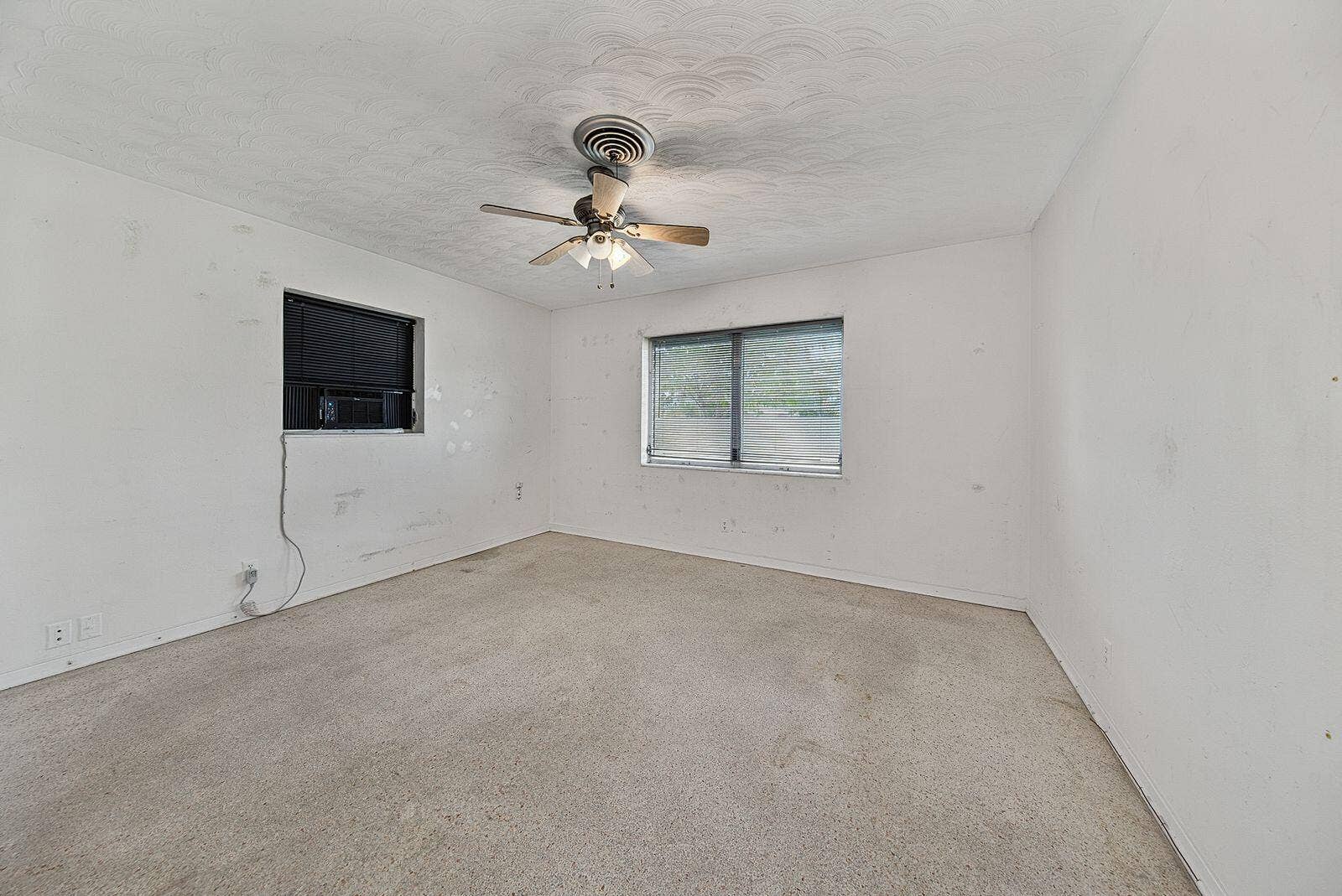201 NE 29th Street, Wilton Manors, FL 33334 Well-proportioned bedroom offering flexibility for guests, a home office or future redesign.