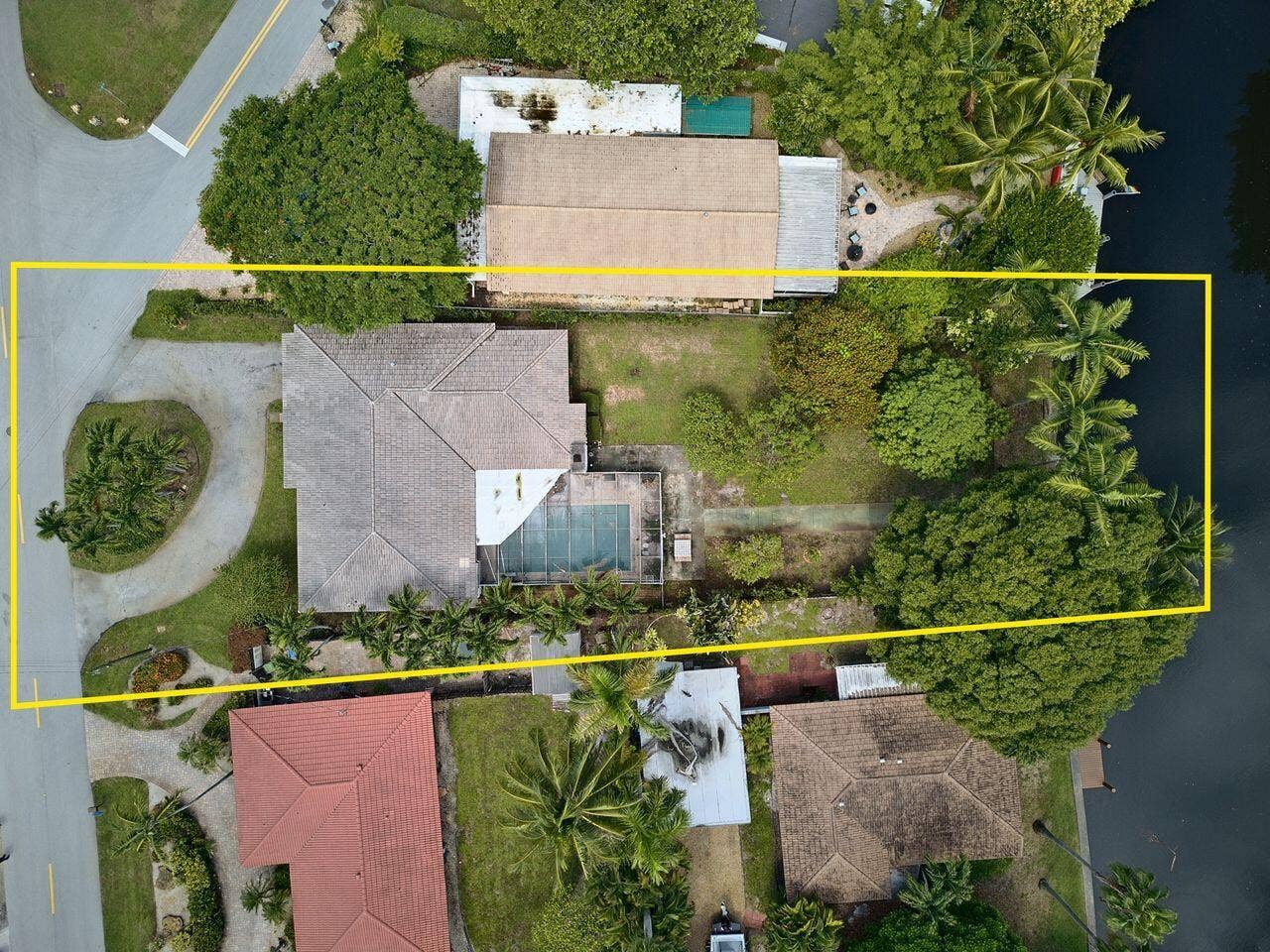 201 NE 29th Street, Wilton Manors, FL 33334 Overhead view illustrates the oversized lot extending from the street to the waterfront. Boundary lines are approximate.