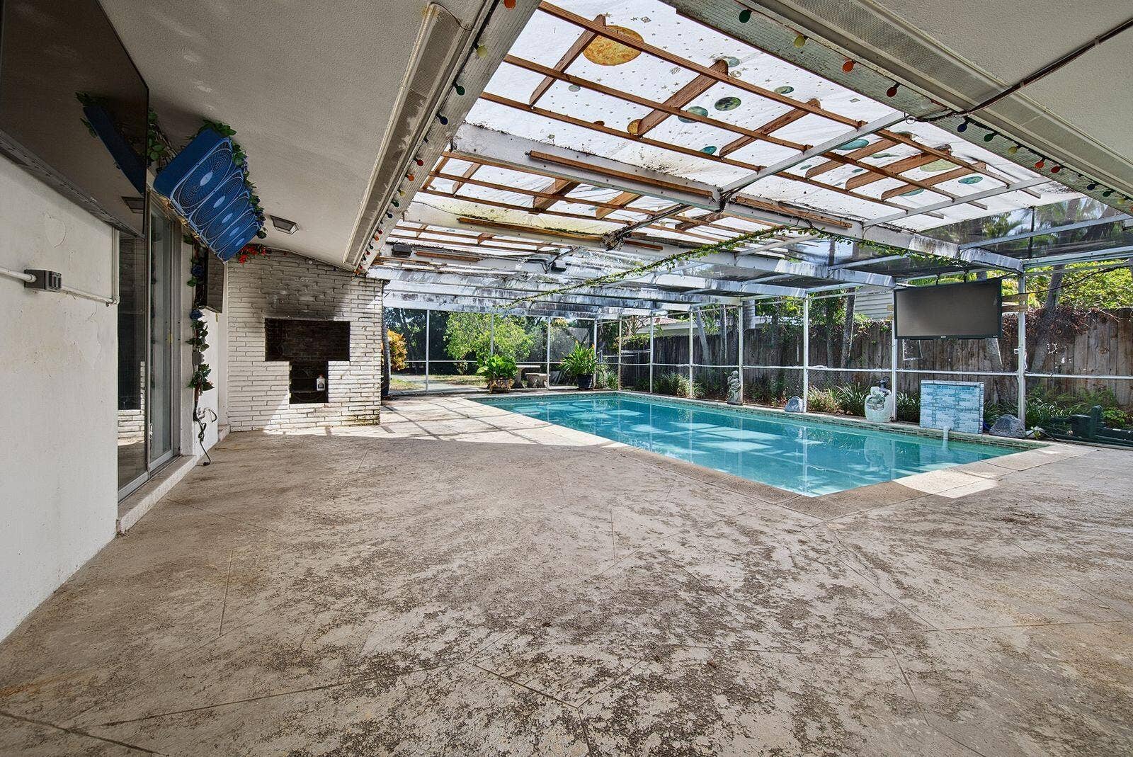 201 NE 29th Street, Wilton Manors, FL 33334 Expansive screened patio and pool area offers abundant room for lounging, dining and entertaining.
