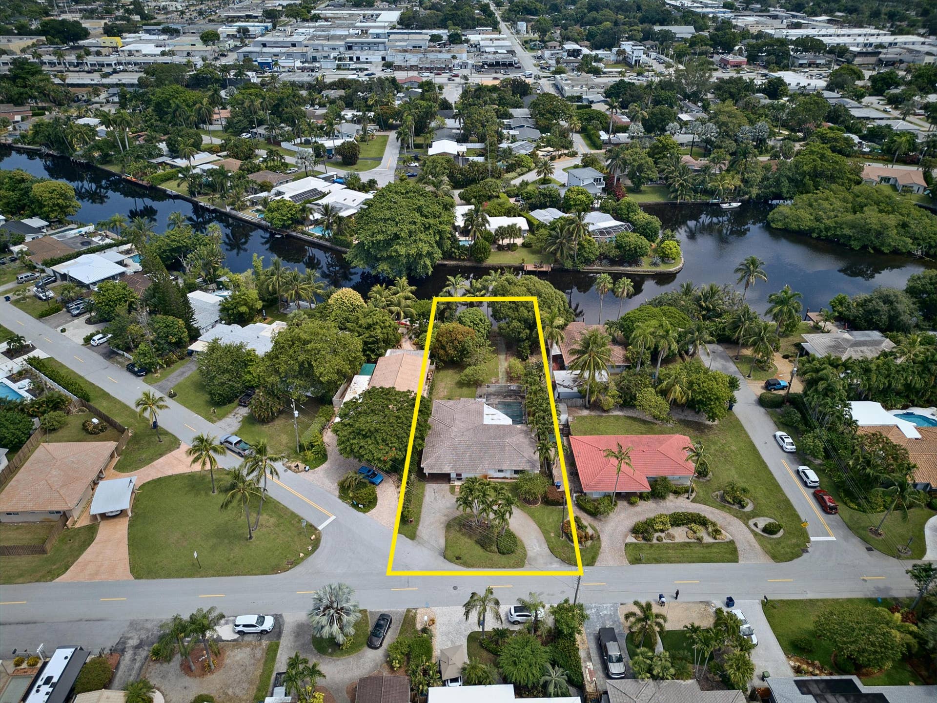 201 NE 29th Street, Wilton Manors, FL 33334 Aerial view highlights the propertys substantial lot, waterfront setting and excellent renovation or redevelopment potential.