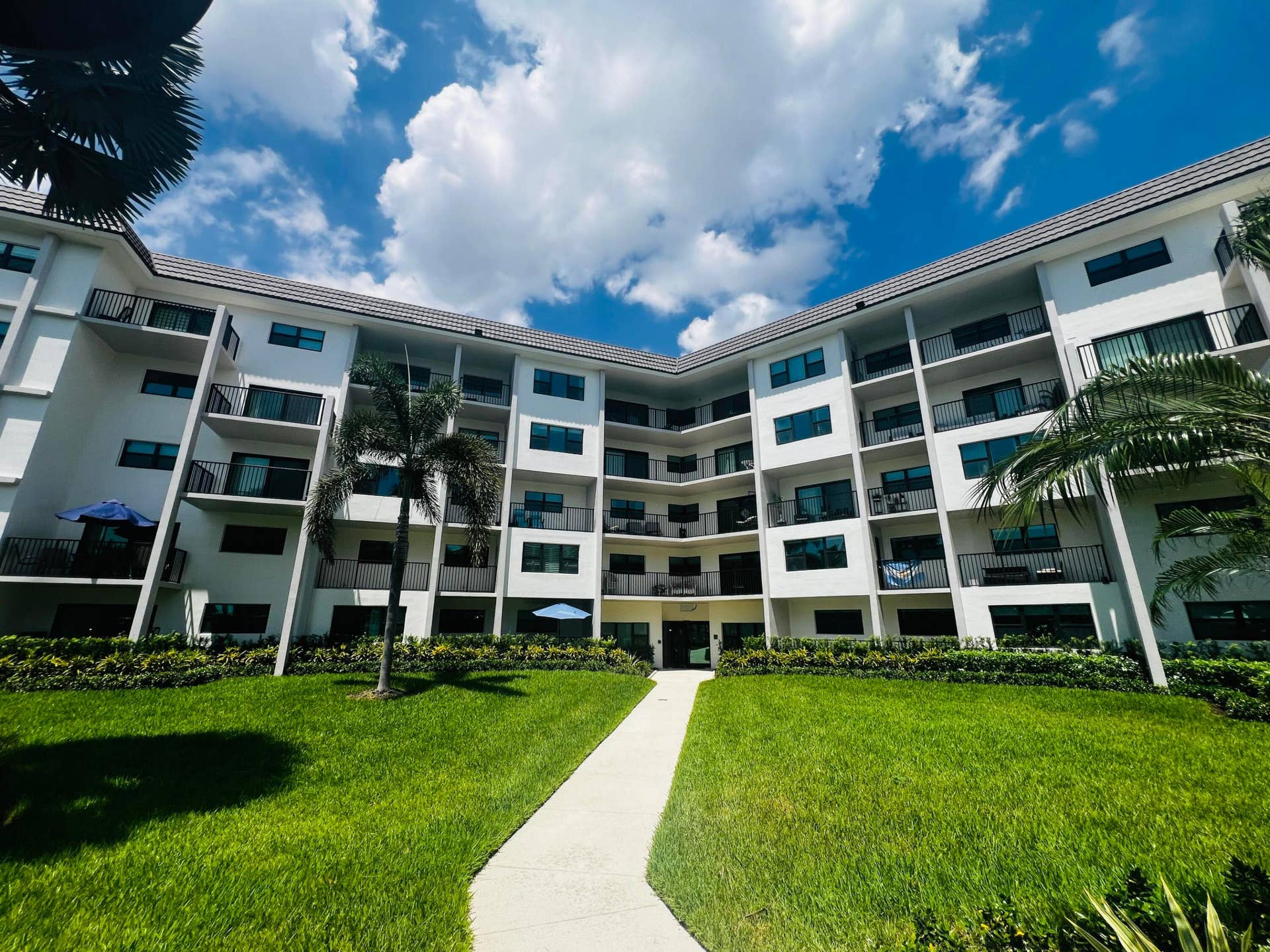 1000 River Reach Drive, #320, Fort Lauderdale, Fort Lauderdale, FL 33315 1000 Building-Back Pool Access