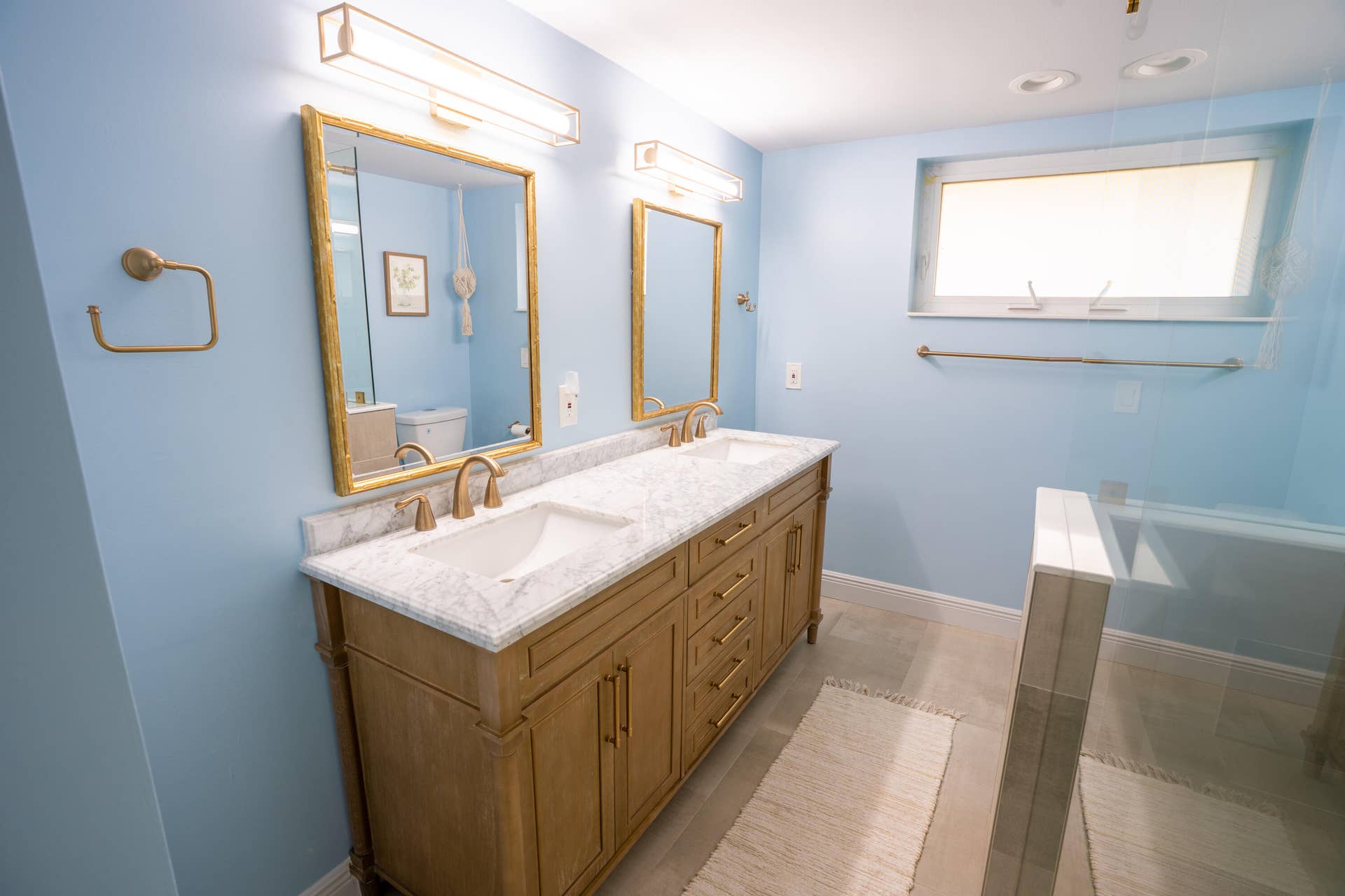 17 SE 8TH Terrace, Deerfield Beach, FL 33441 Dual vanity with white undermount sinks and light-toned countertop
