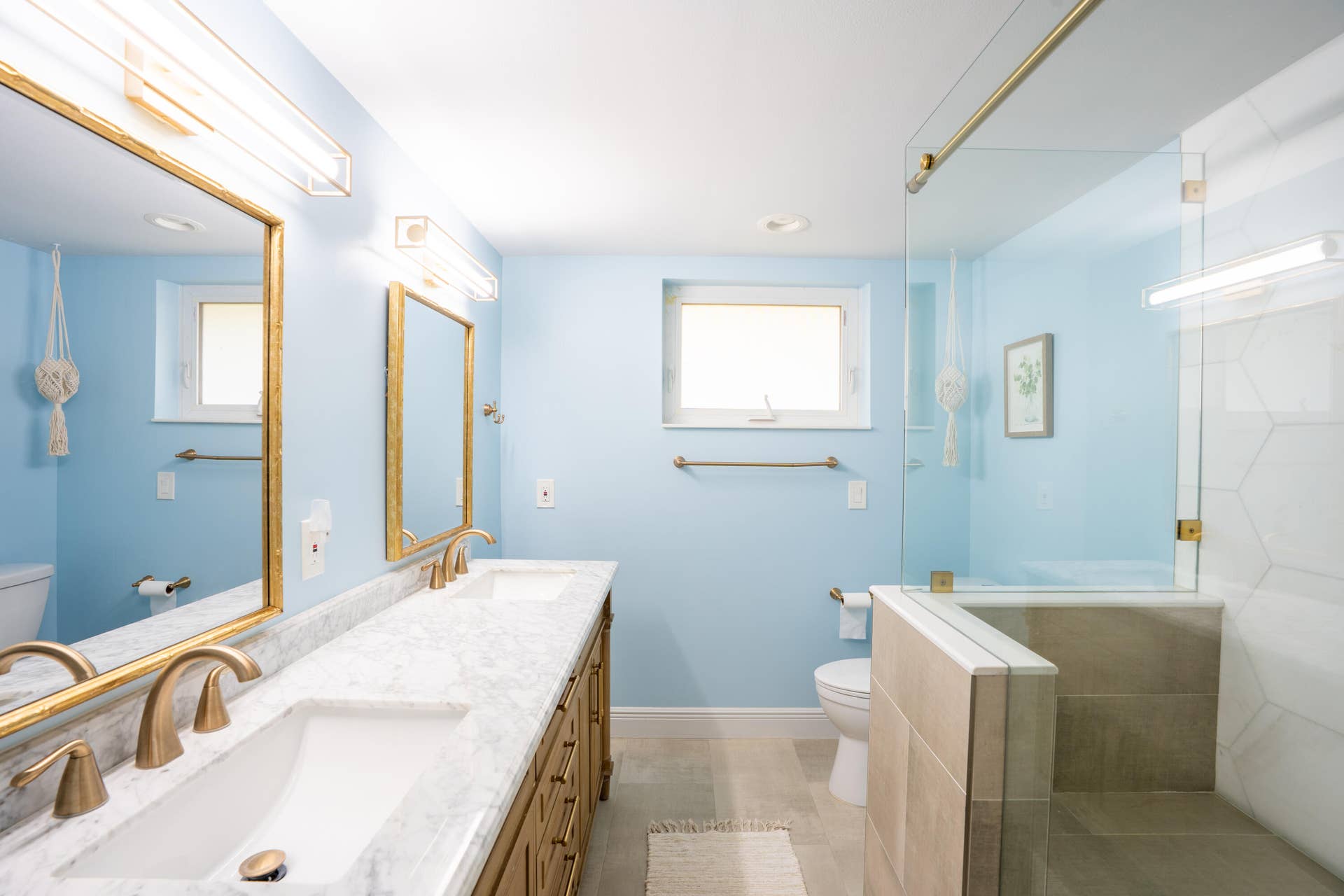 17 SE 8TH Terrace, Deerfield Beach, FL 33441 Dual vanity with stone countertop and gold-finish fixtures