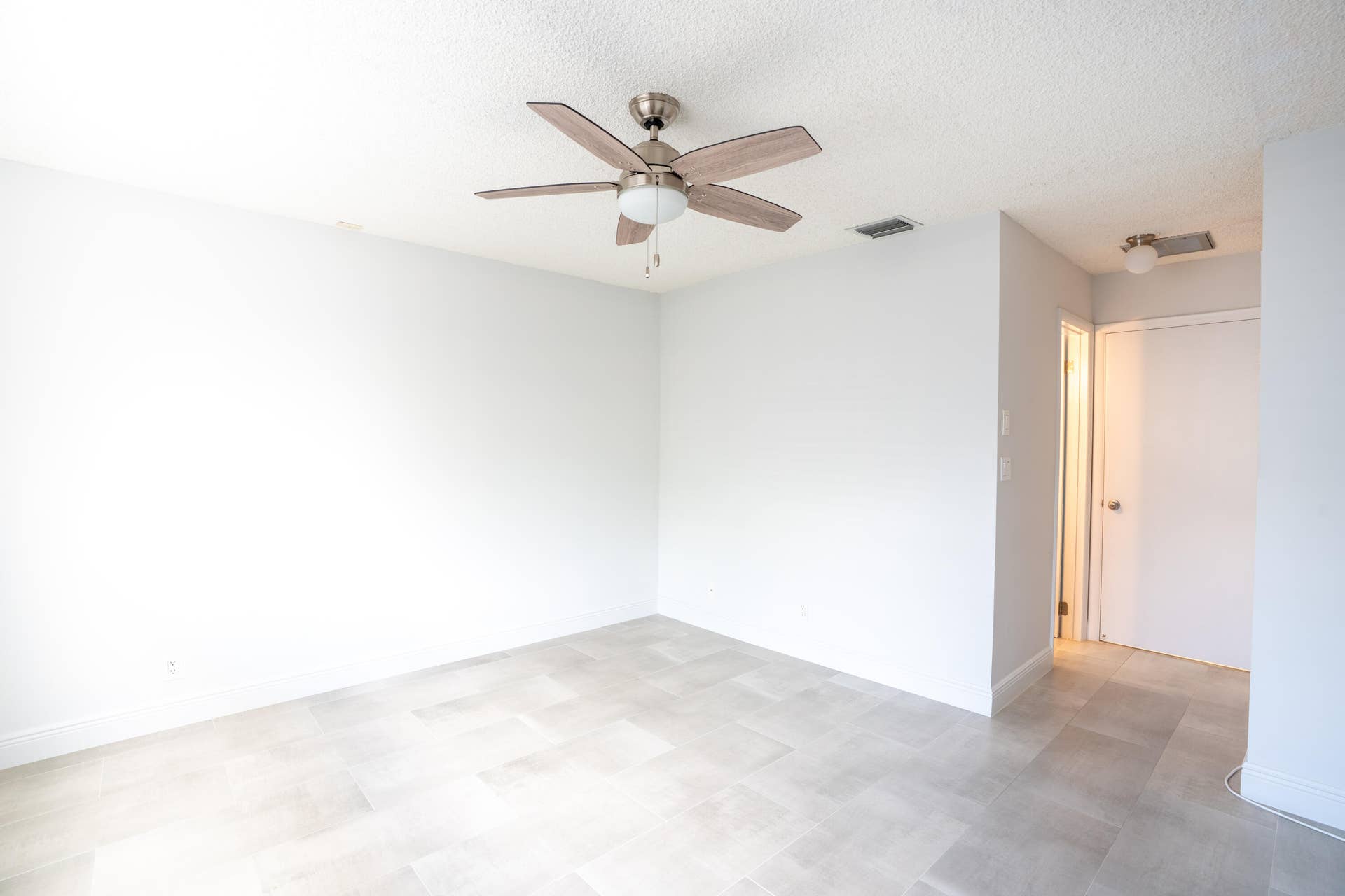 17 SE 8TH Terrace, Deerfield Beach, FL 33441 Light gray tile flooring and white walls