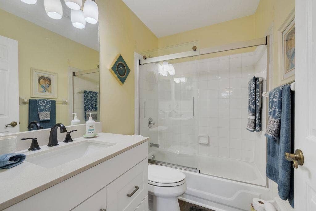 1828 AYNSLEY Way, #1, Vero Beach, FL 32966 Hallbath