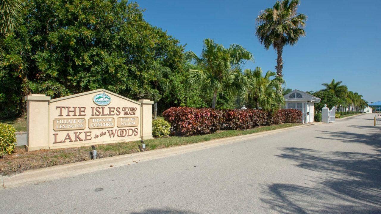 1828 AYNSLEY Way, #1, Vero Beach, FL 32966 Entryview