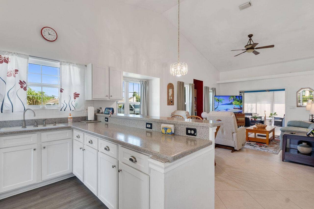 1828 AYNSLEY Way, #1, Vero Beach, FL 32966 tolivingroom