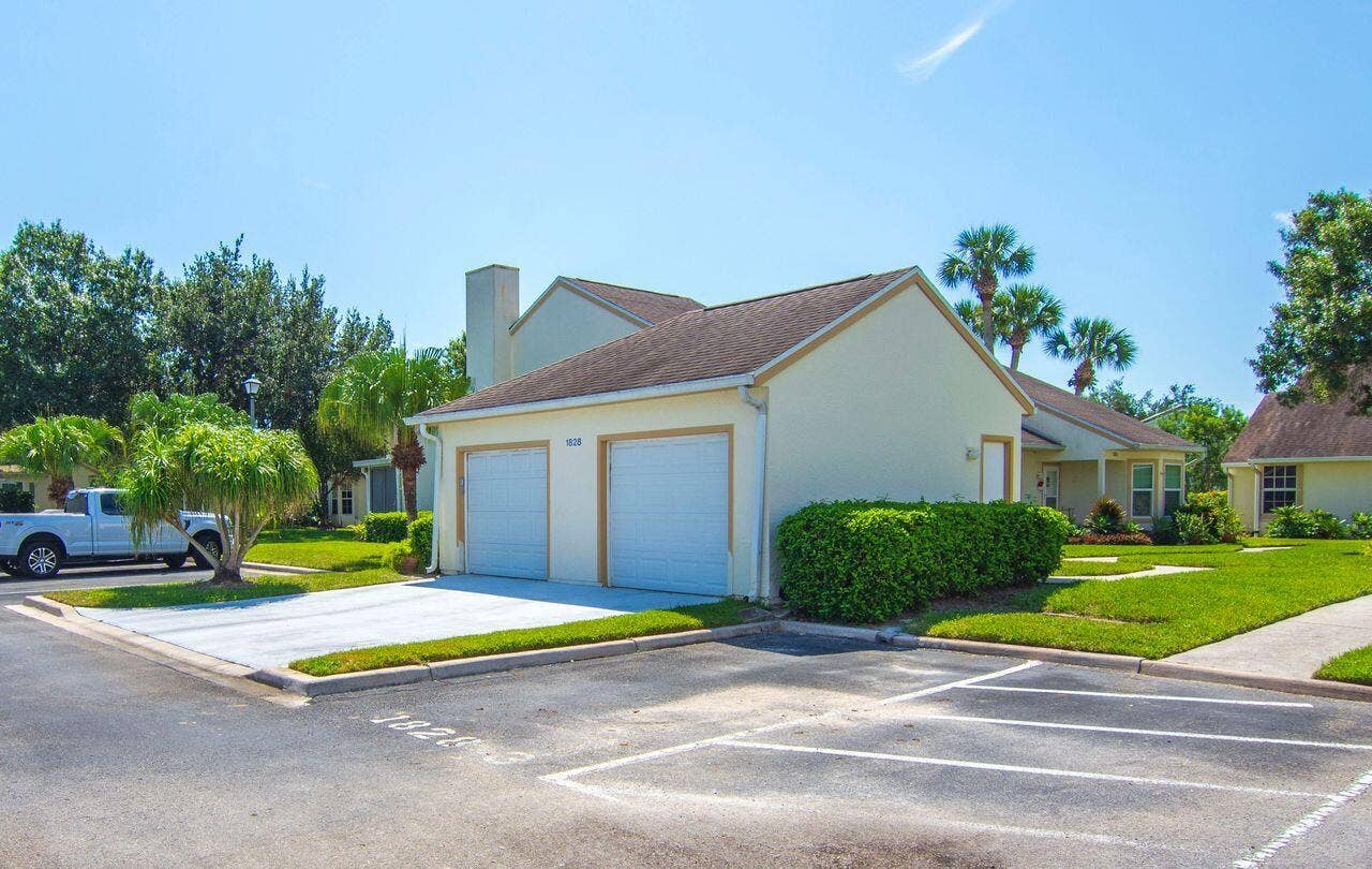 1828 AYNSLEY Way, #1, Vero Beach, FL 32966 Attachedgarage