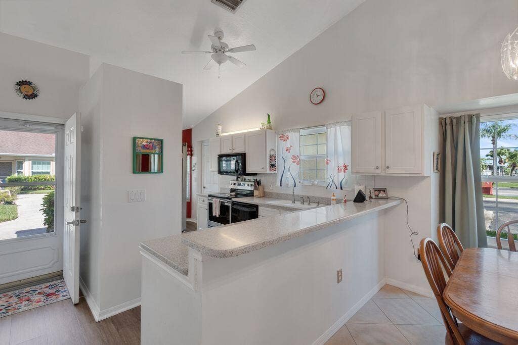 1828 AYNSLEY Way, #1, Vero Beach, FL 32966 Tofrontentry