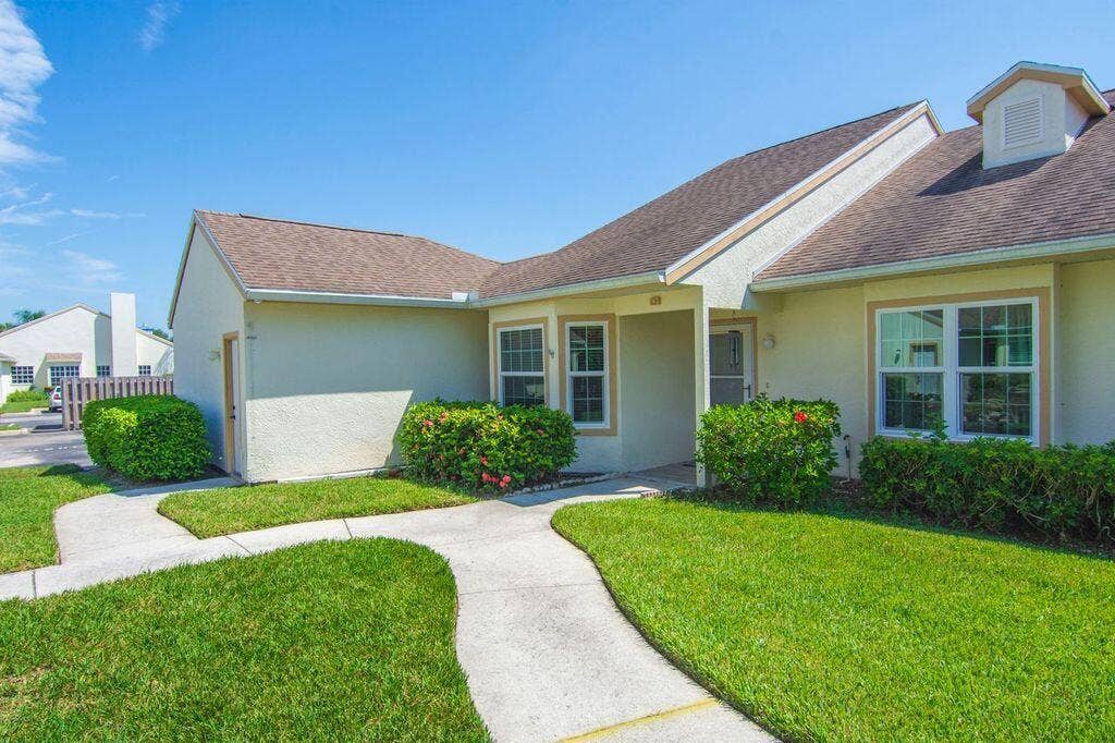 1828 AYNSLEY Way, #1, Vero Beach, FL 32966 Frontofunit.