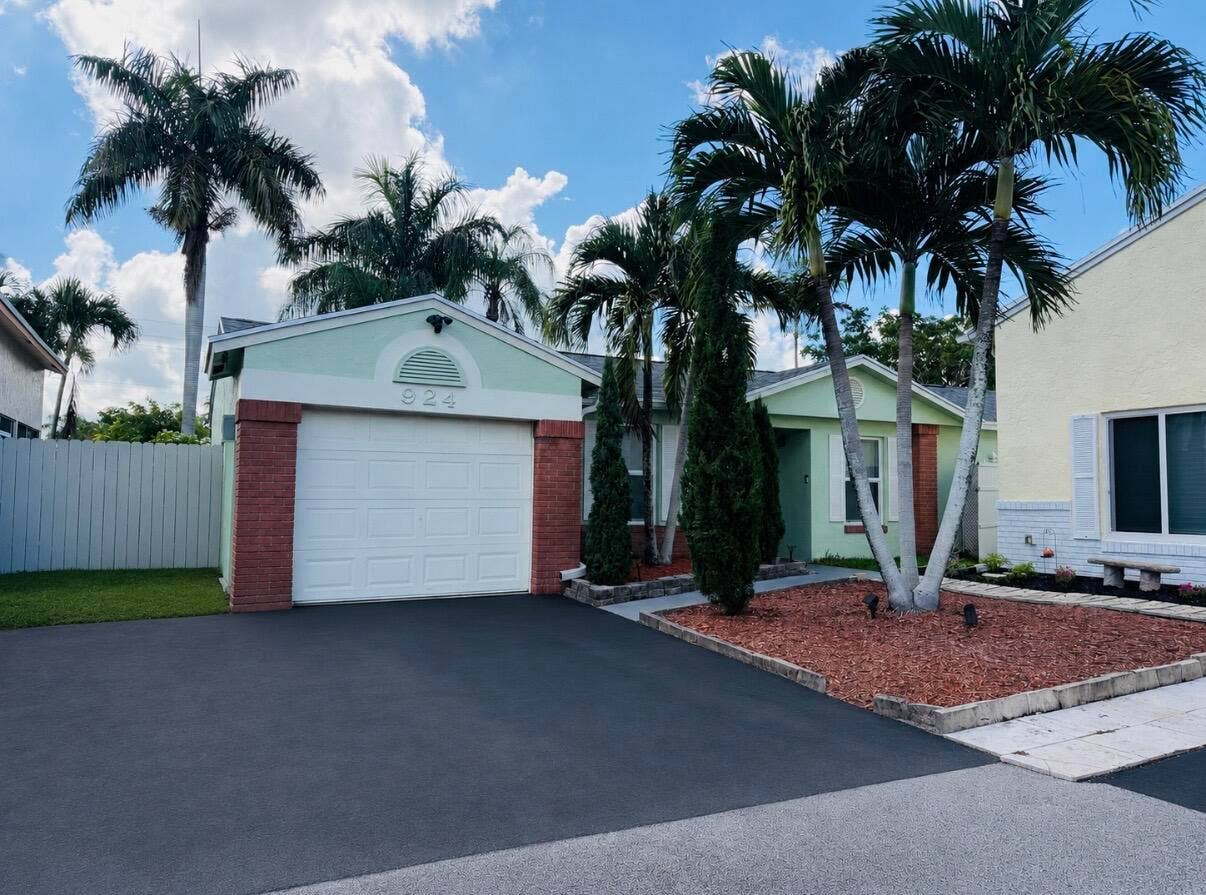 924 CUMBERLAND Terrace, Davie, FL 33325 fronthouse2