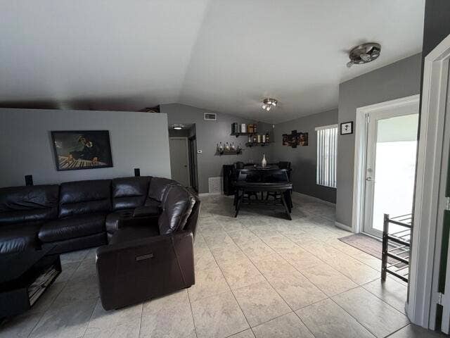 924 CUMBERLAND Terrace, Davie, FL 33325 livingroom3