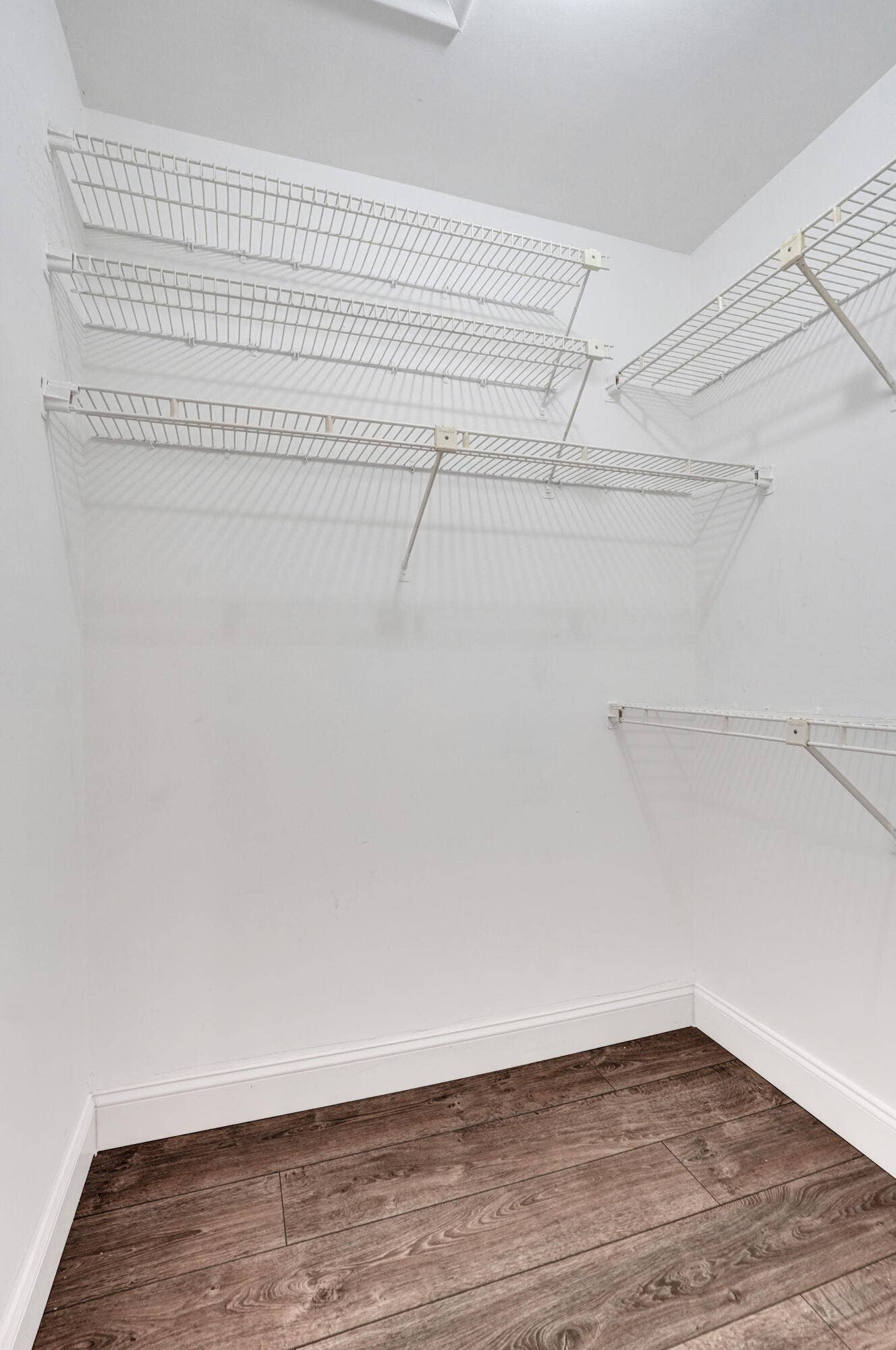 MASTER WALK-IN CLOSET