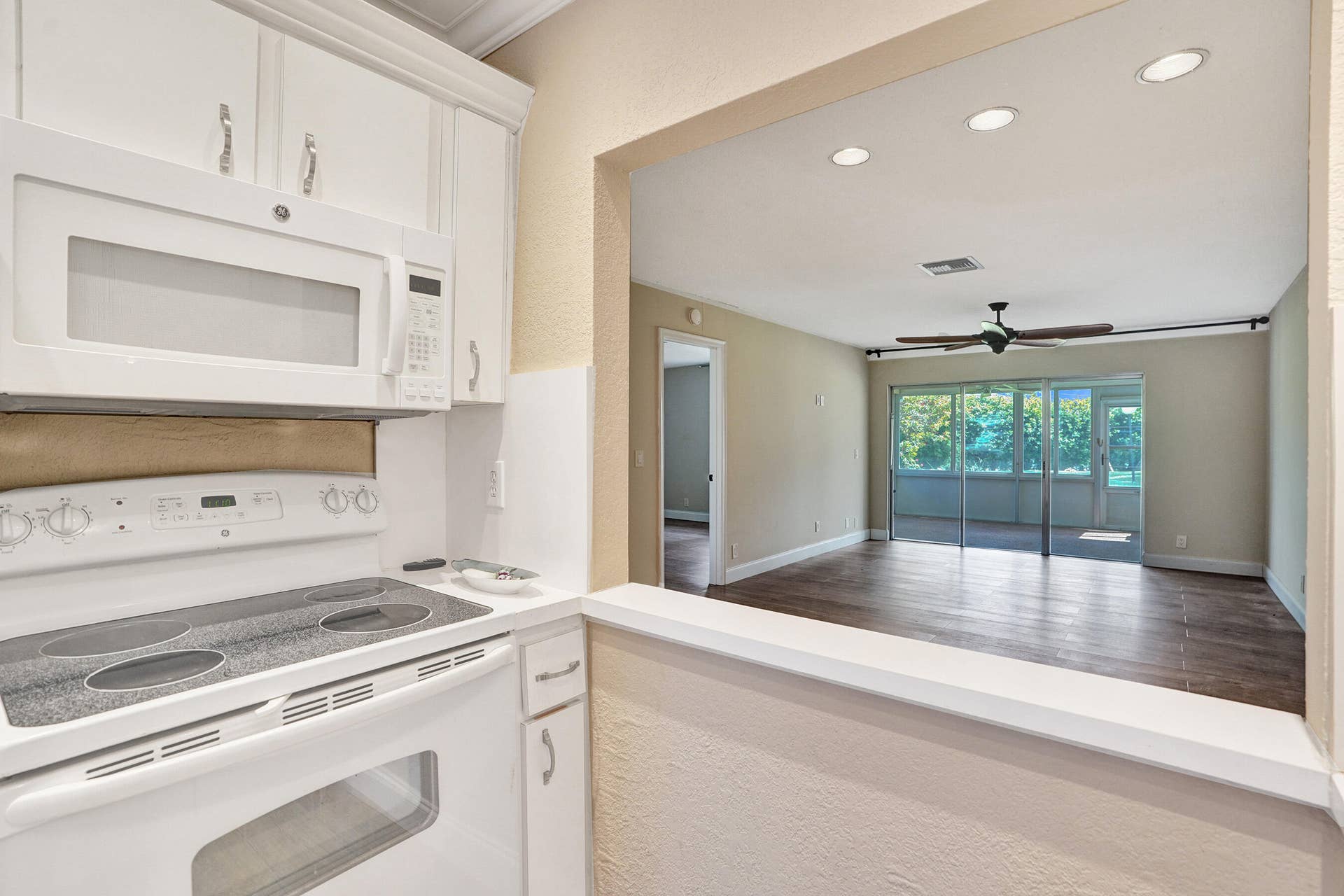PASS-THRU TO DINING AREAS