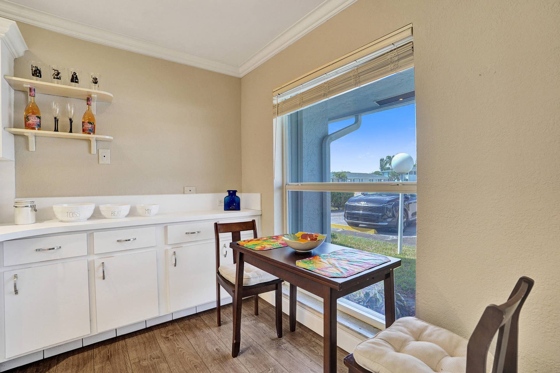 EAT-IN KITCHEN