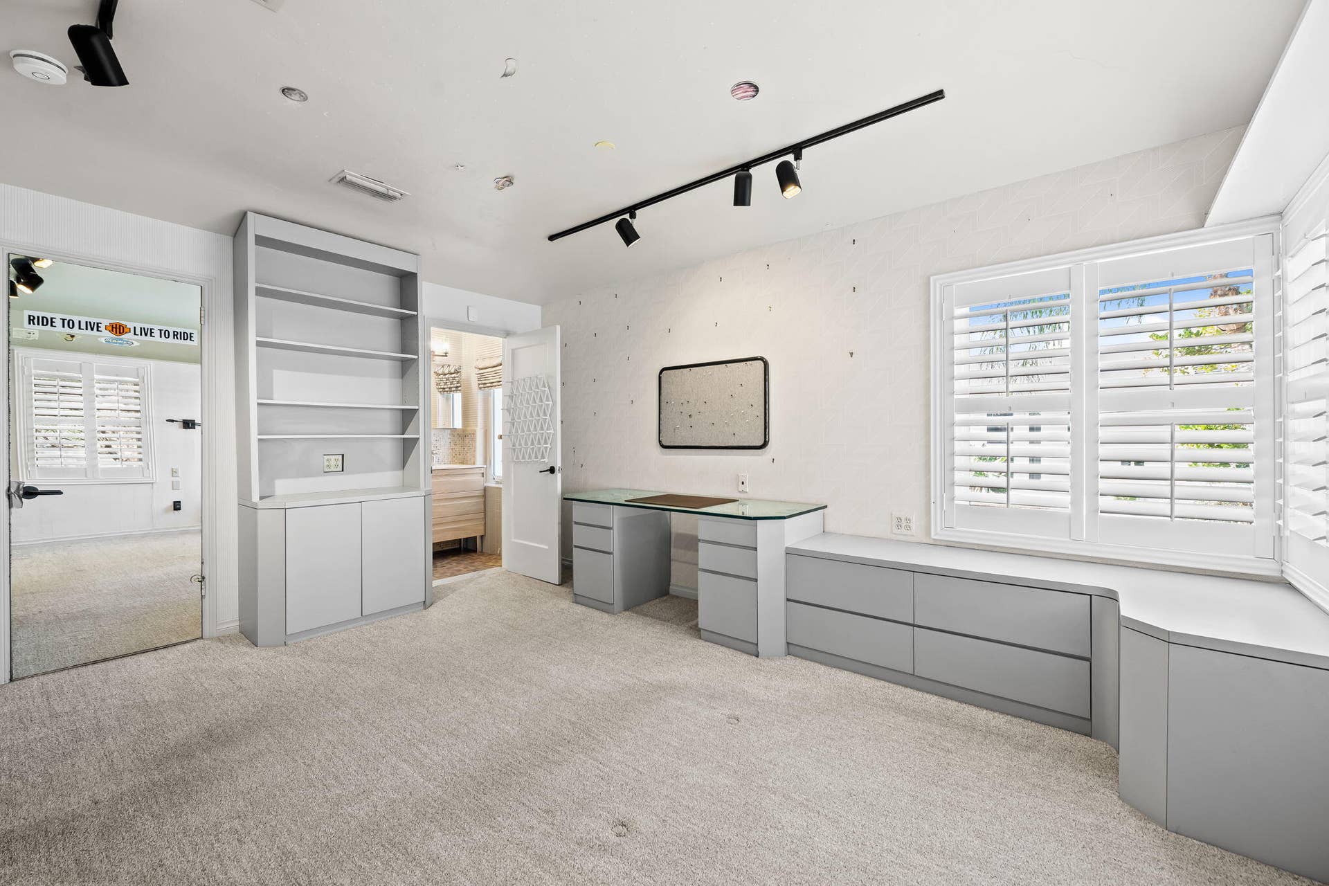 Upper Level Bedroom & Bath