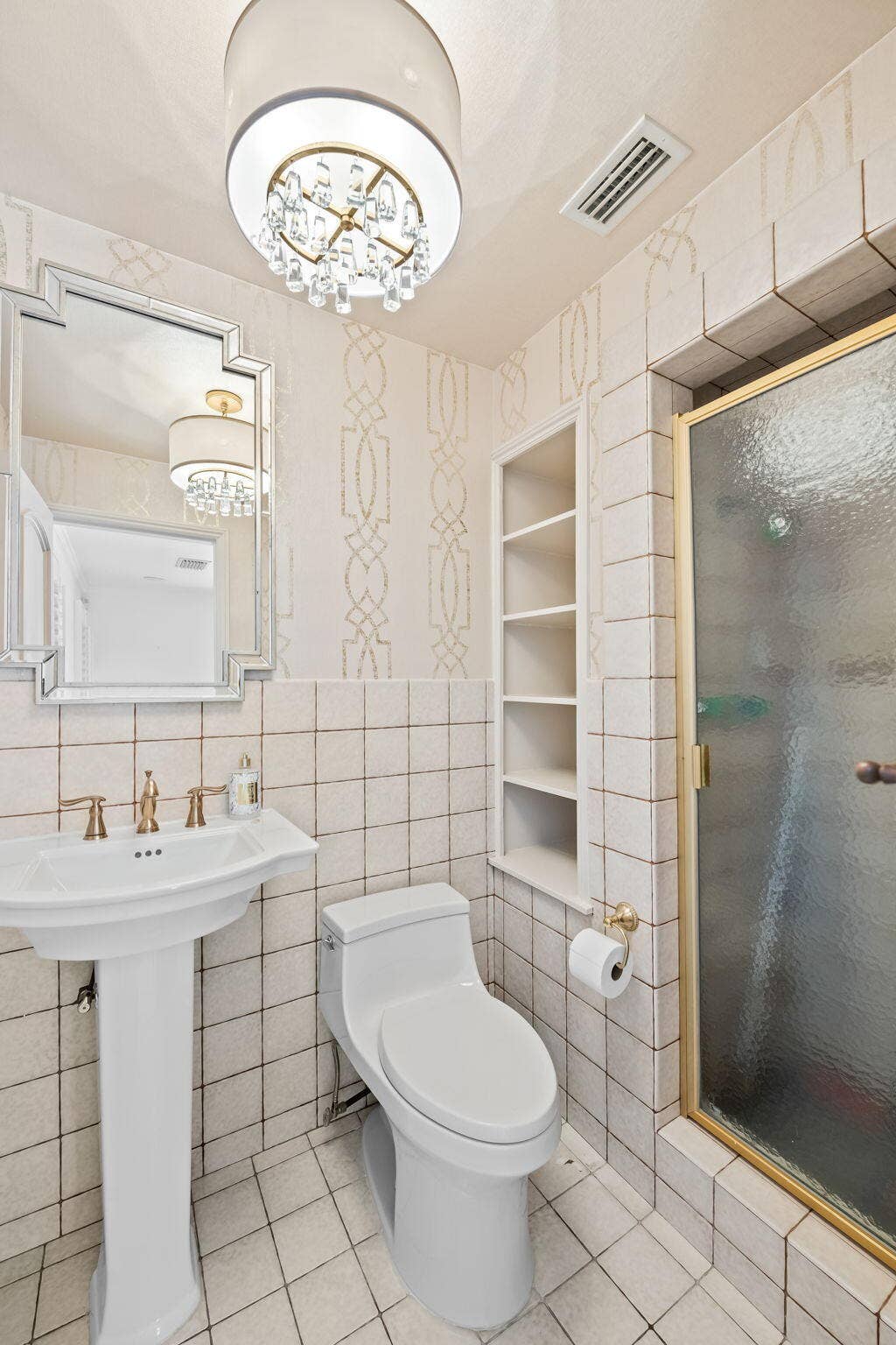 Full Shower Bath off Dining