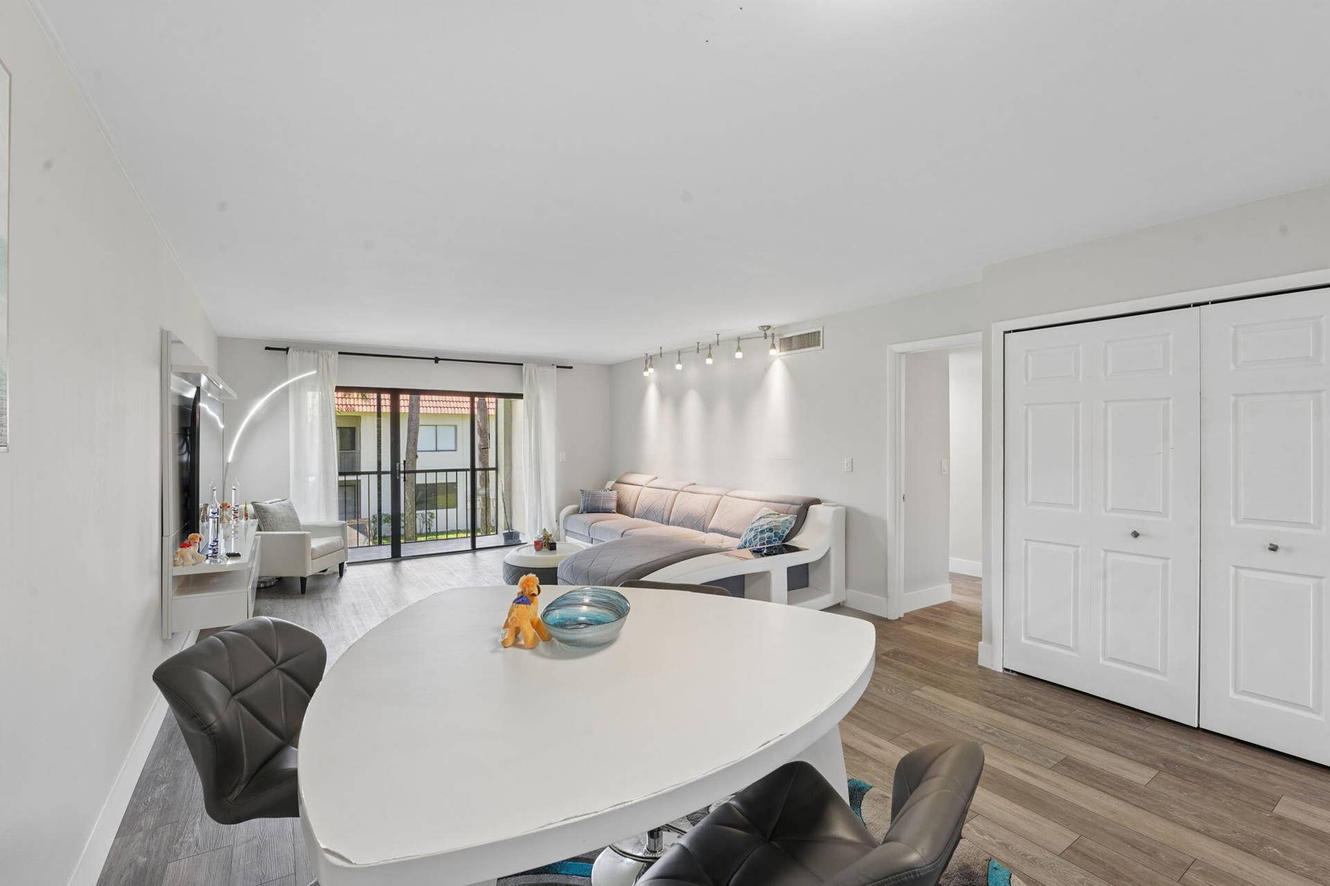 327 LAKEVIEW Drive, #203, Weston, FL 33326 Dining area