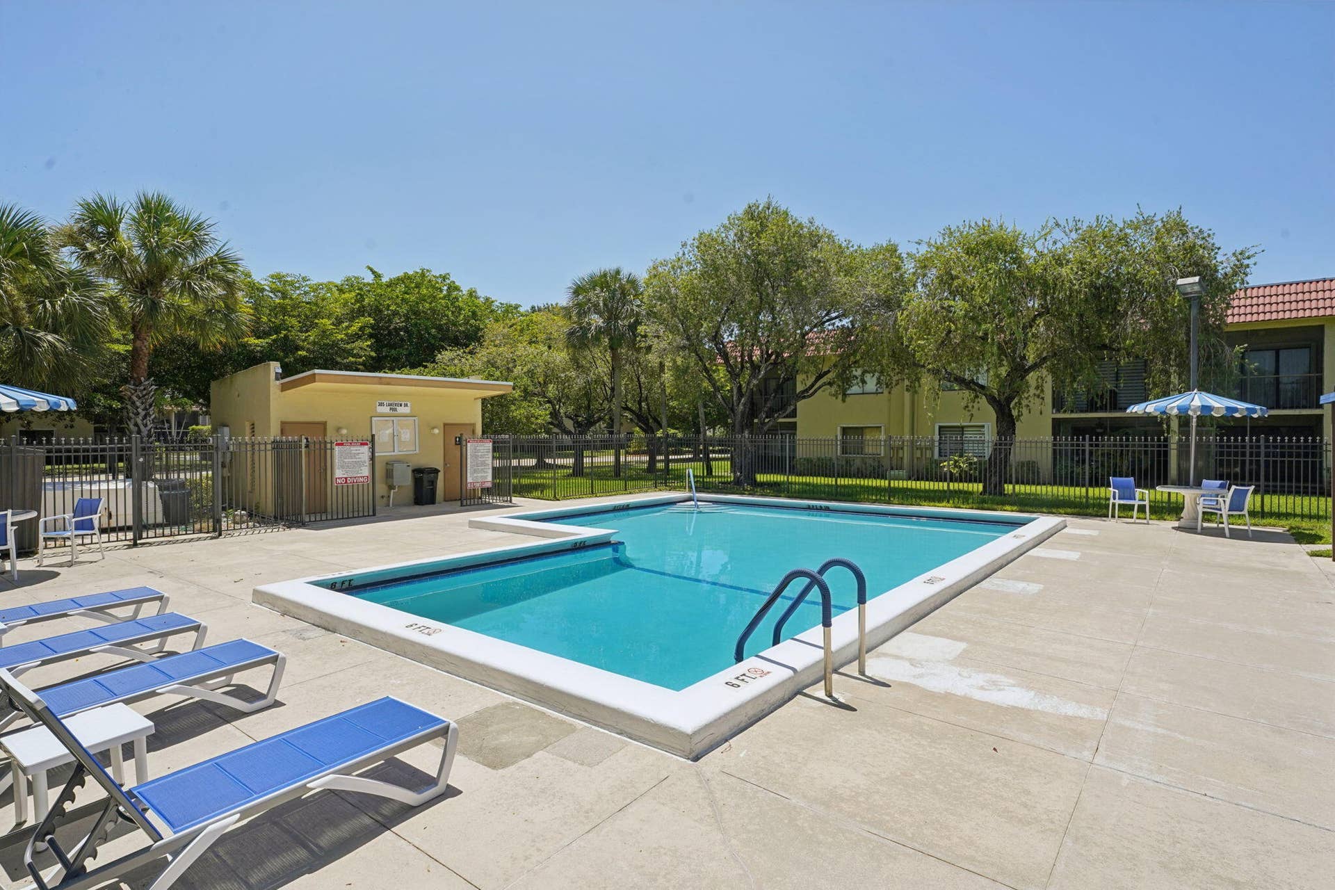 327 LAKEVIEW Drive, #203, Weston, FL 33326 Public pool