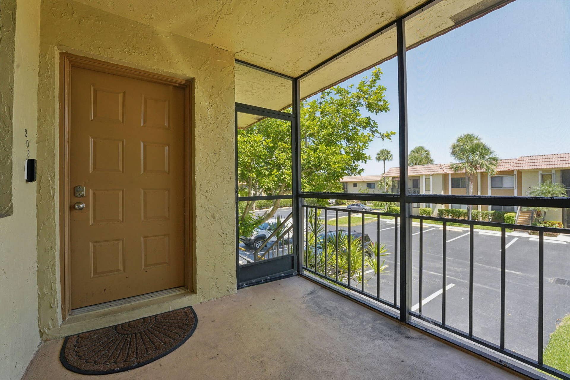 327 LAKEVIEW Drive, #203, Weston, FL 33326 Porch / entrance