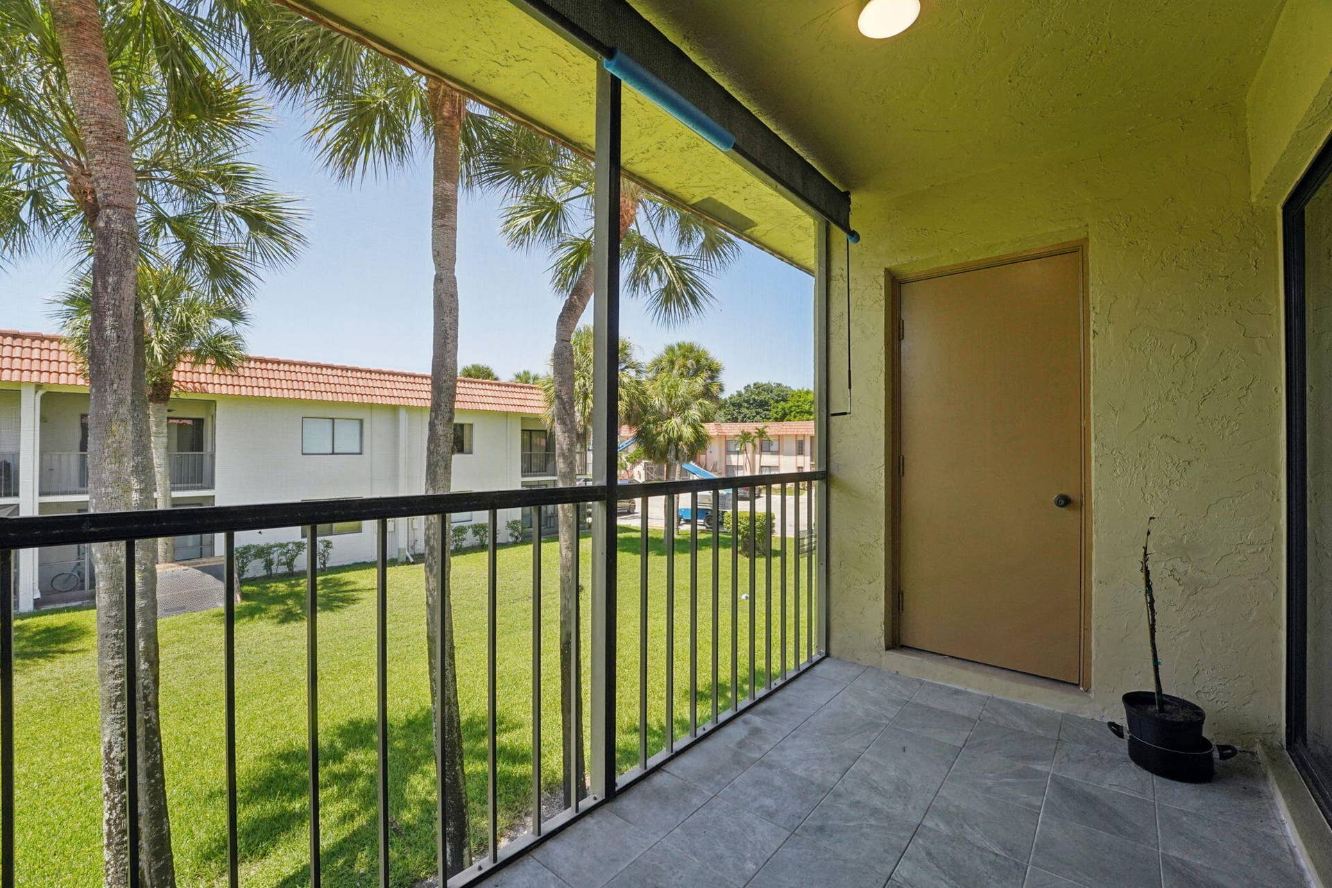 327 LAKEVIEW Drive, #203, Weston, FL 33326 Porch