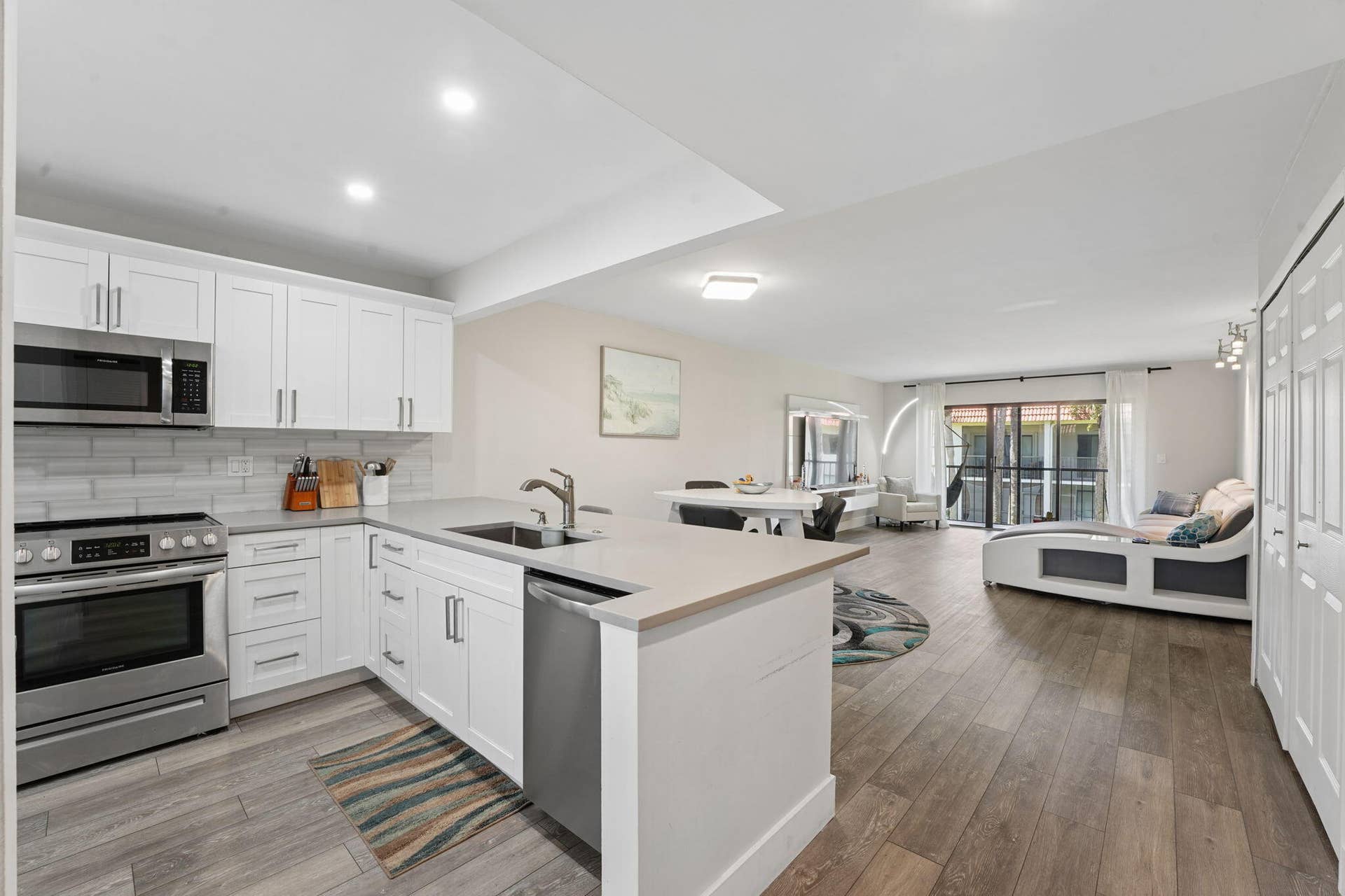 327 LAKEVIEW Drive, #203, Weston, FL 33326 Kitchen and living room