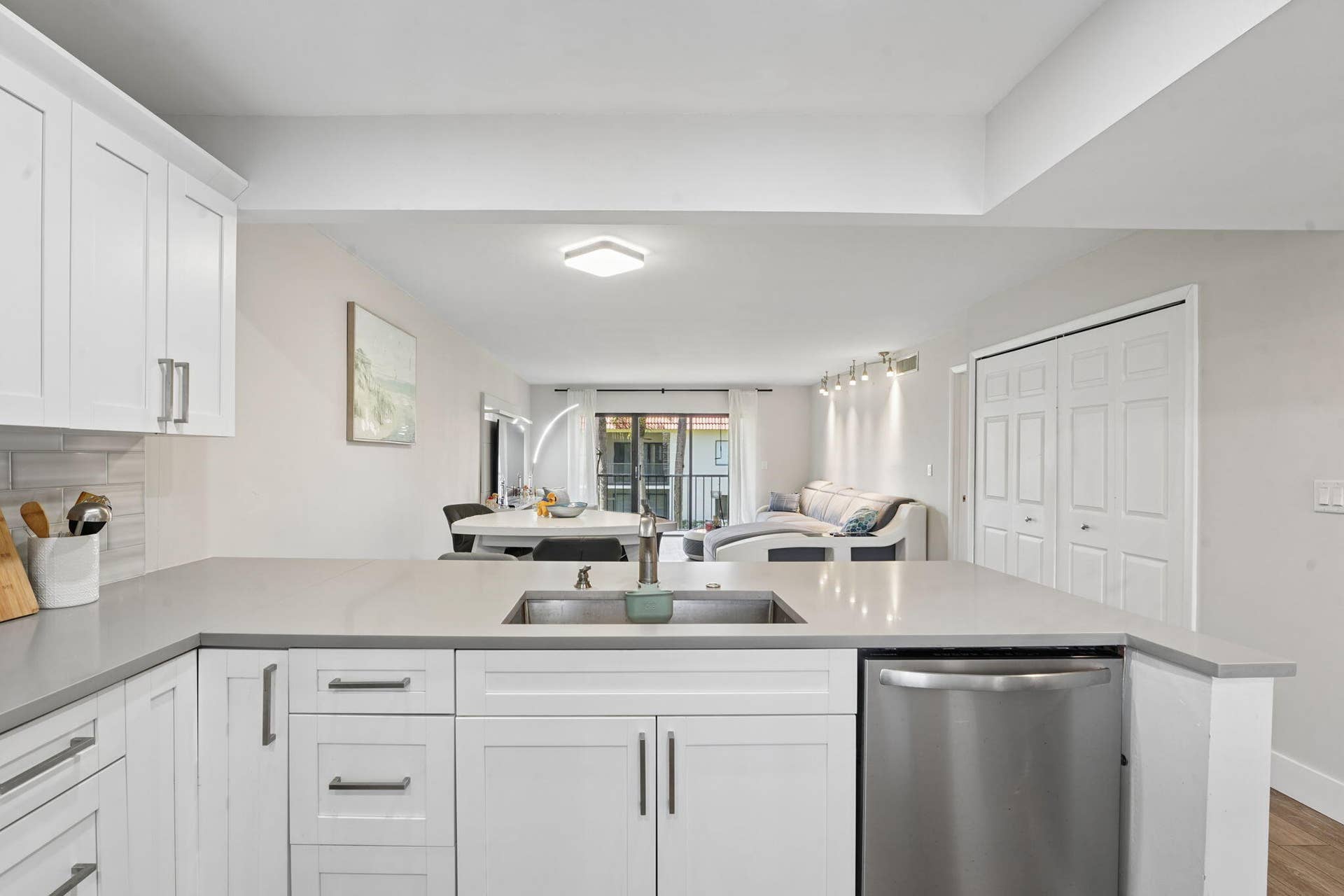 327 LAKEVIEW Drive, #203, Weston, FL 33326 Kitchen