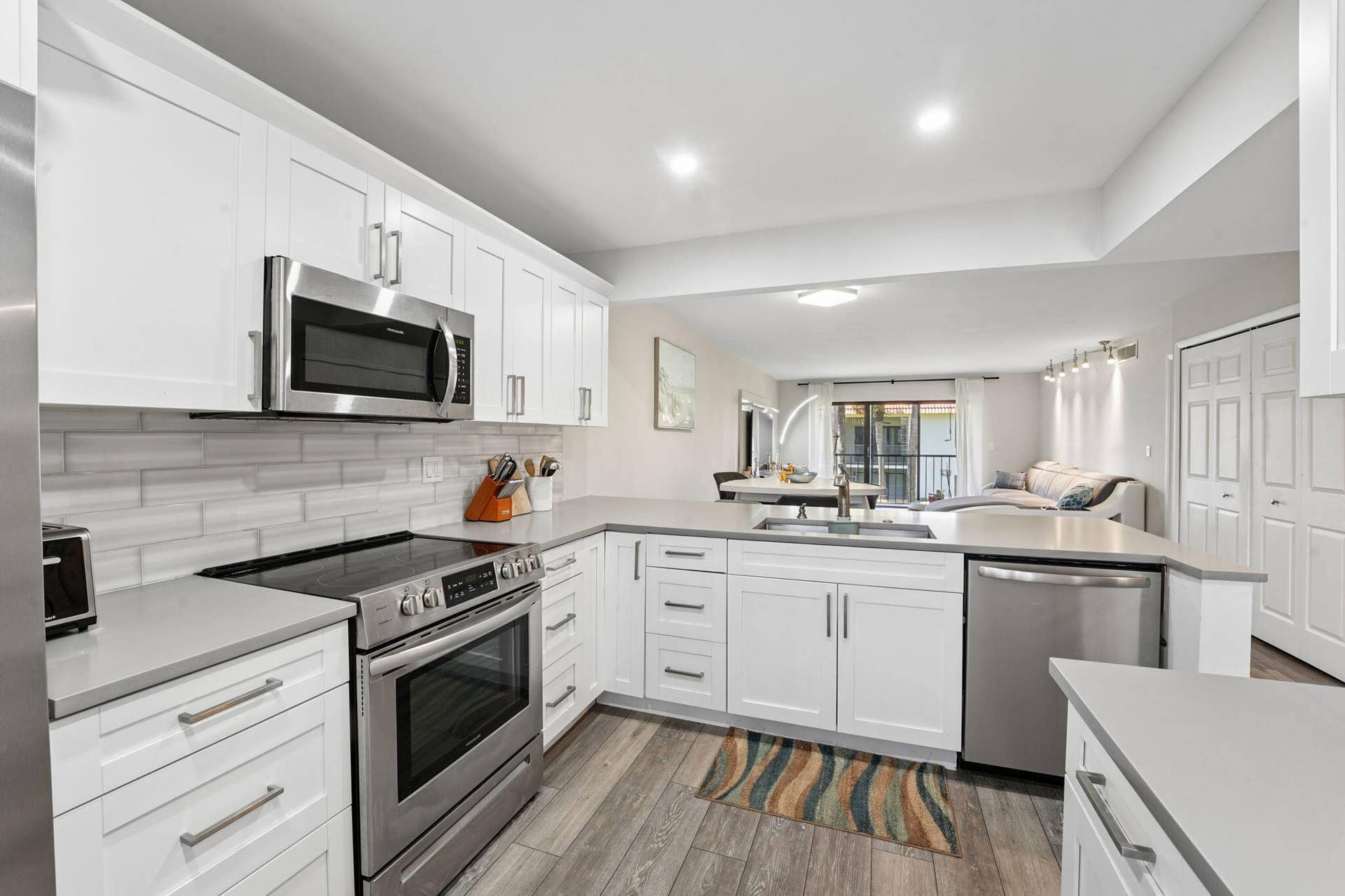 327 LAKEVIEW Drive, #203, Weston, FL 33326 Kitchen