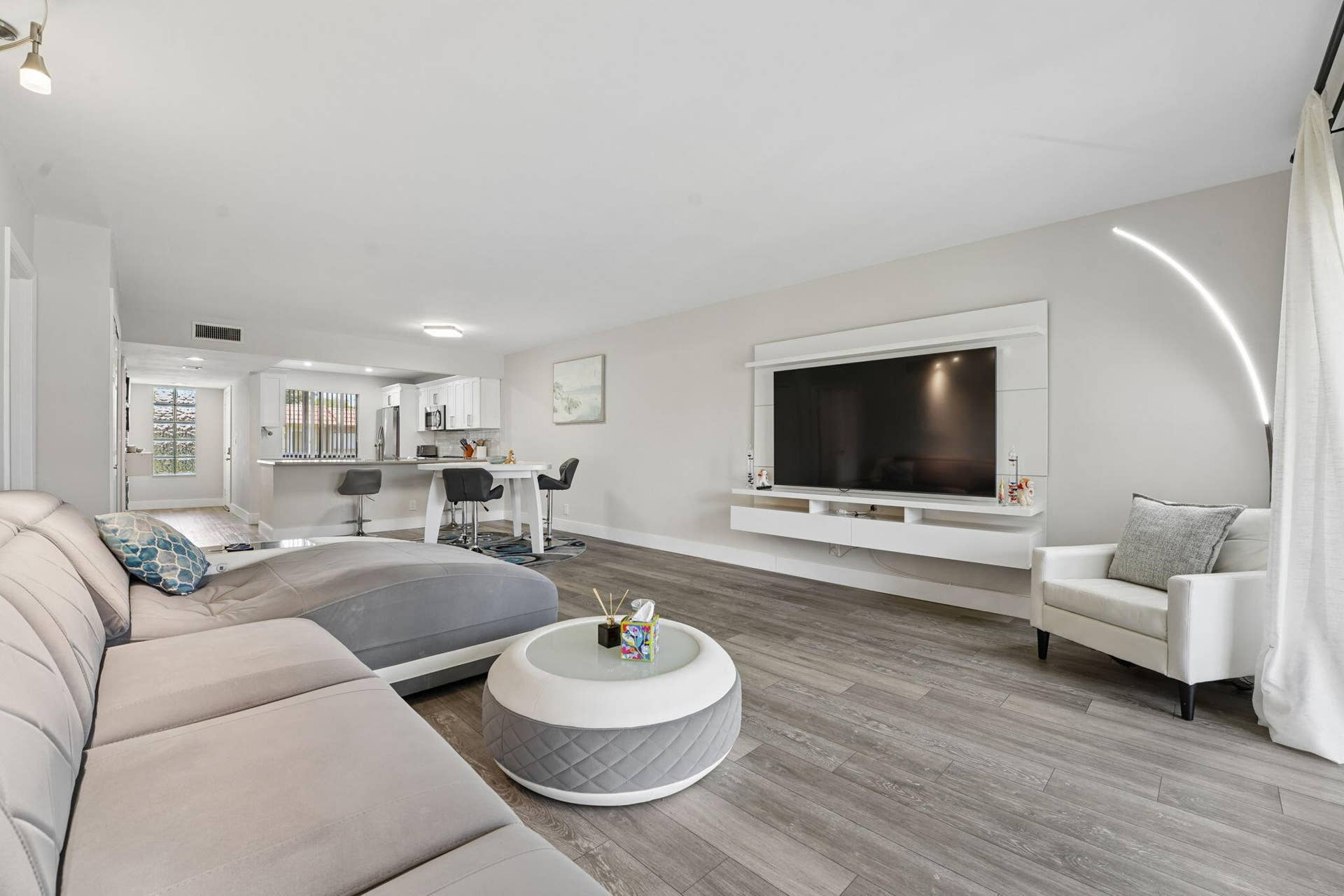 327 LAKEVIEW Drive, #203, Weston, FL 33326 Living room
