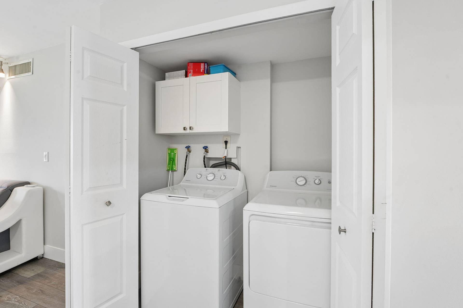 327 LAKEVIEW Drive, #203, Weston, FL 33326 Washer/dryer