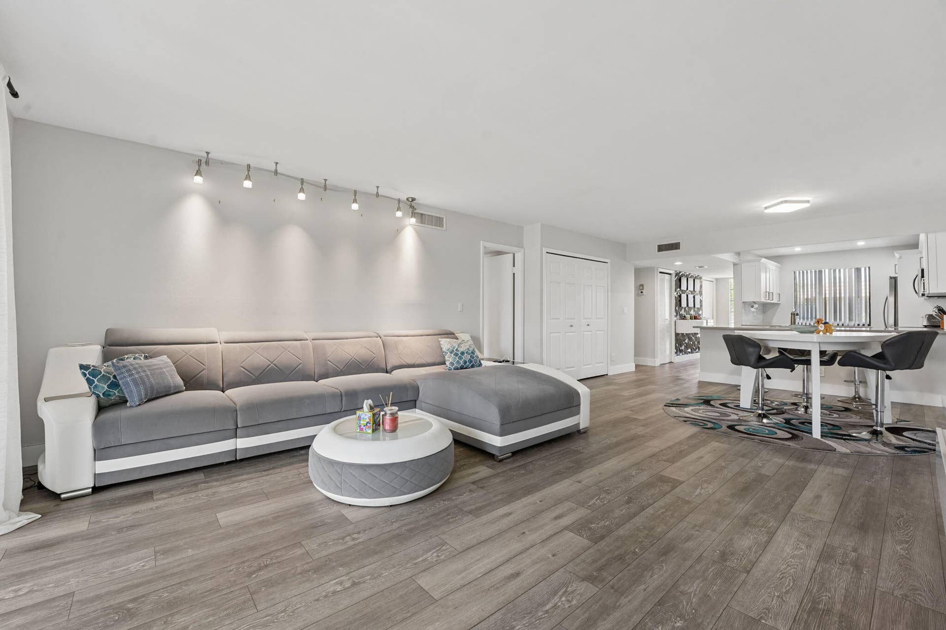 327 LAKEVIEW Drive, #203, Weston, FL 33326 Living room