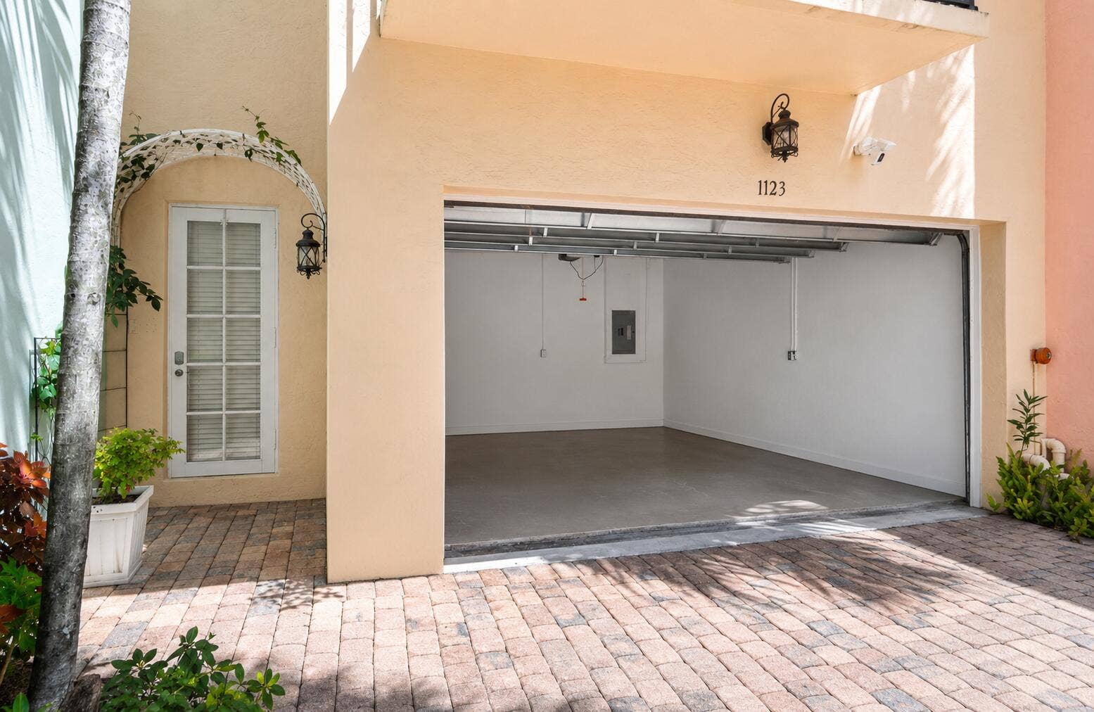 1123 NE 18th Avenue, Fort Lauderdale, FL 33304 60E82DD0-1B0C-4653-BB99-D9693703E0F5