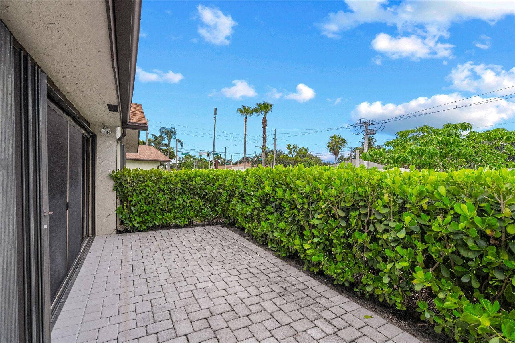 6510 OLIVEWOOD Circle, Greenacres, FL 33463 25-DSC04283
