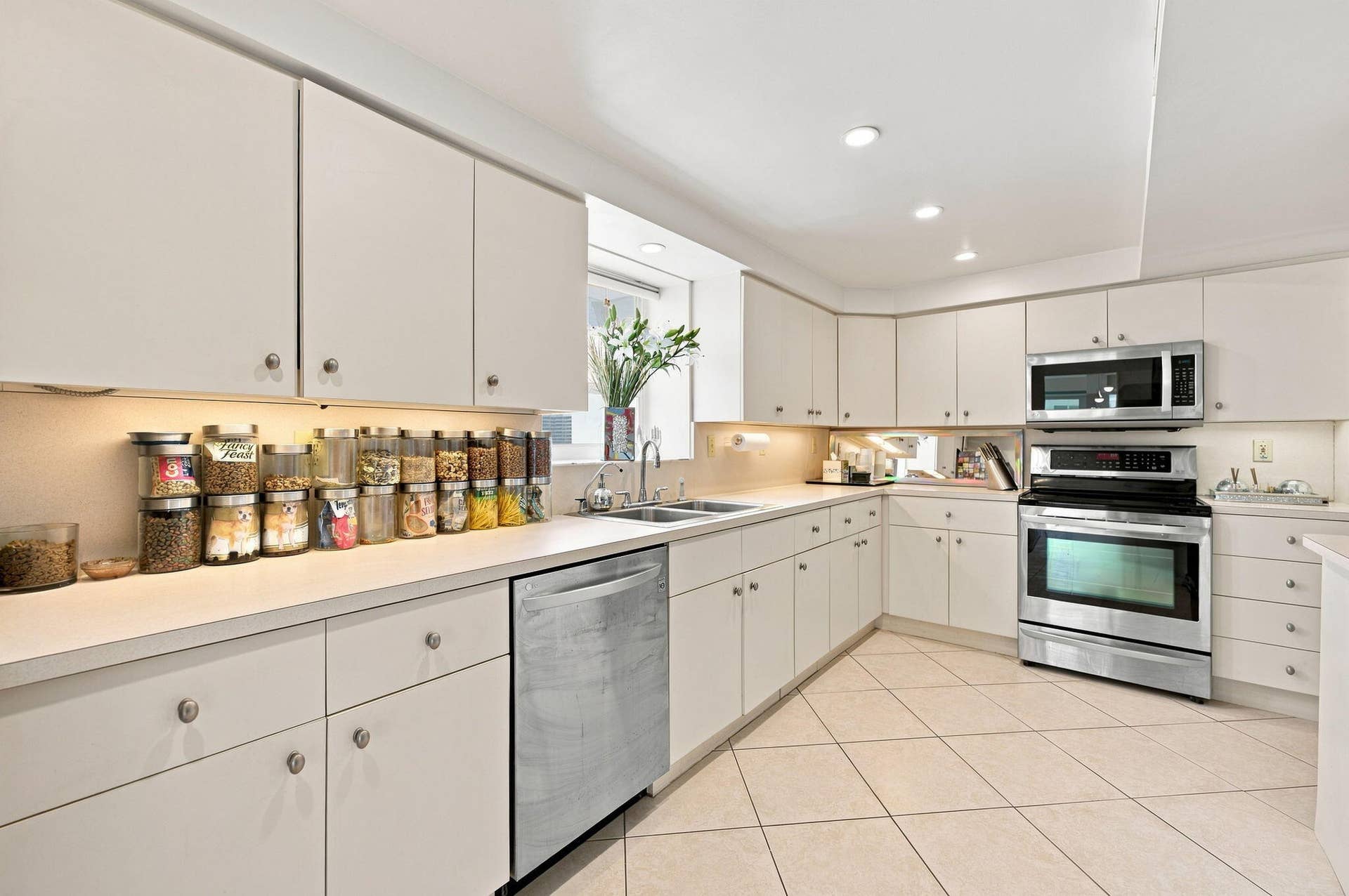 3430 GALT OCEAN Drive, #911, Fort Lauderdale, FL 33308 Kitchen