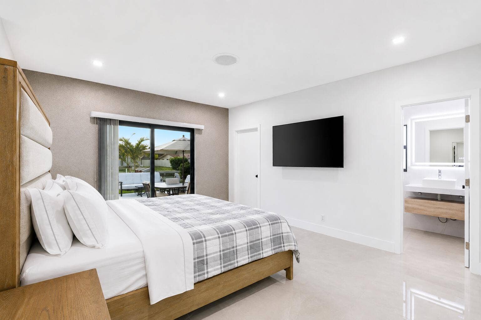 5641 Bayview Drive, Fort Lauderdale, FL 33308 Virtual Staging