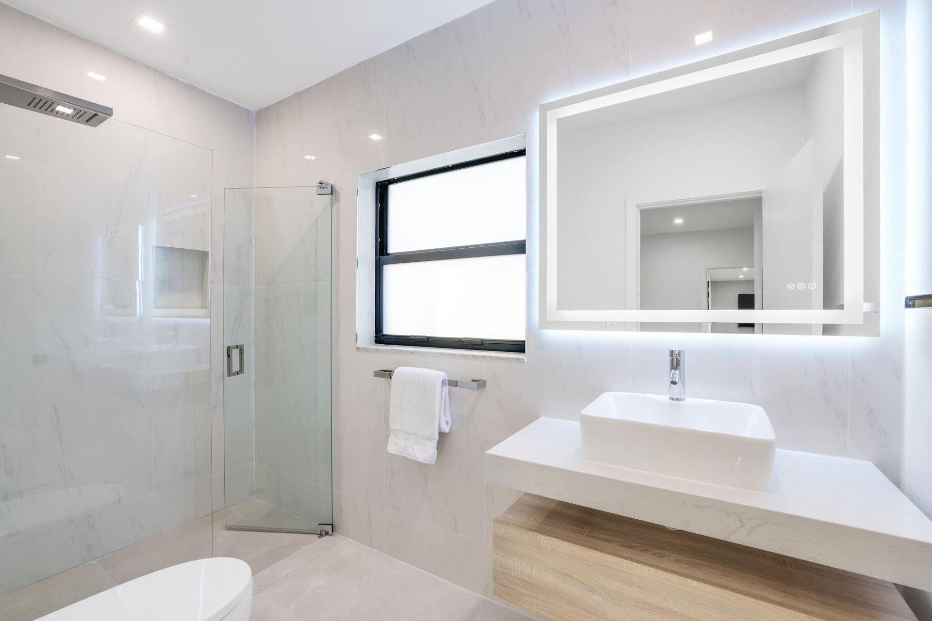5641 Bayview Drive, Fort Lauderdale, FL 33308 Guest Bathroom