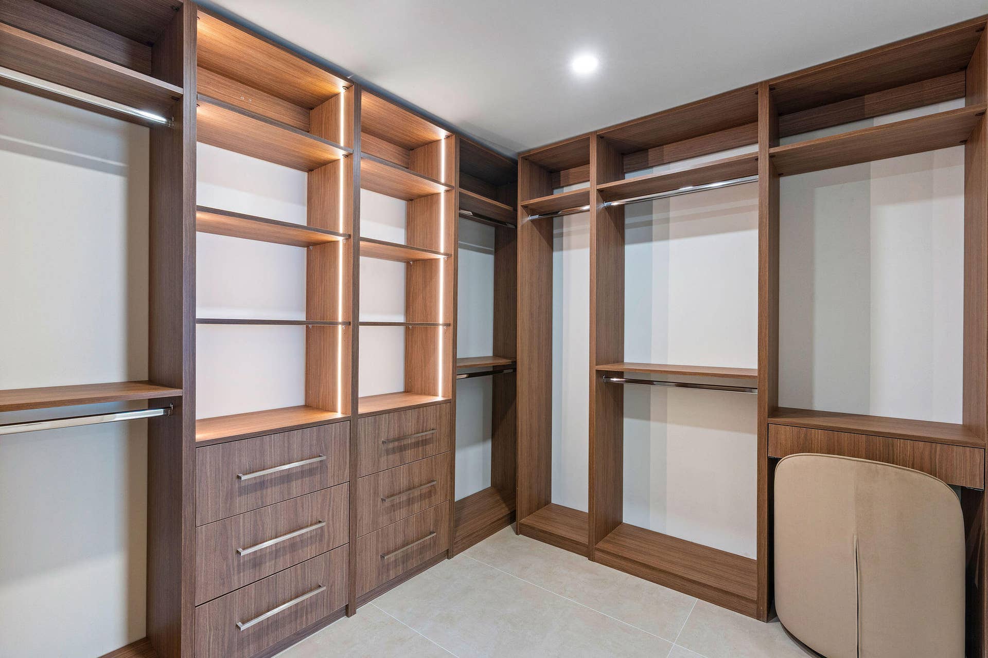 WALK-IN CLOSET